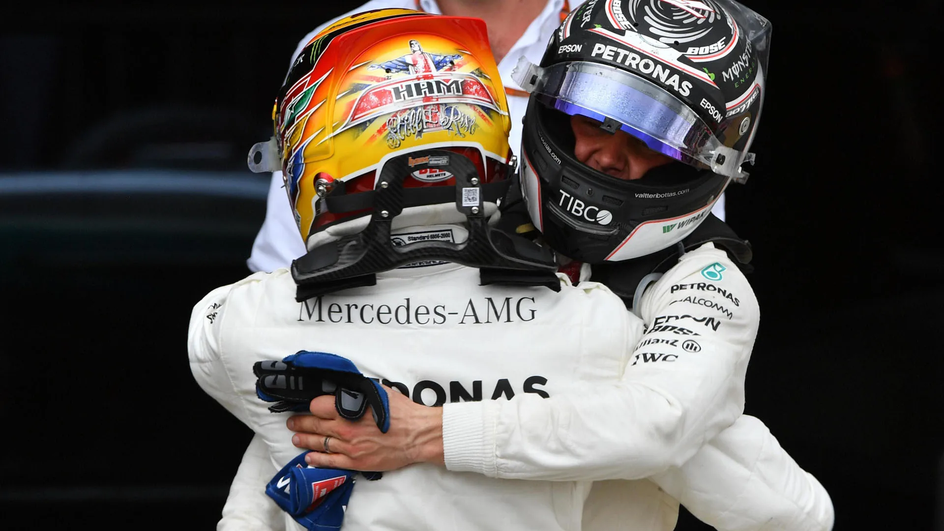 Race winner Lewis Hamilton (GBR) Mercedes AMG F1 celebrates in parc ferme with Valtteri Bottas