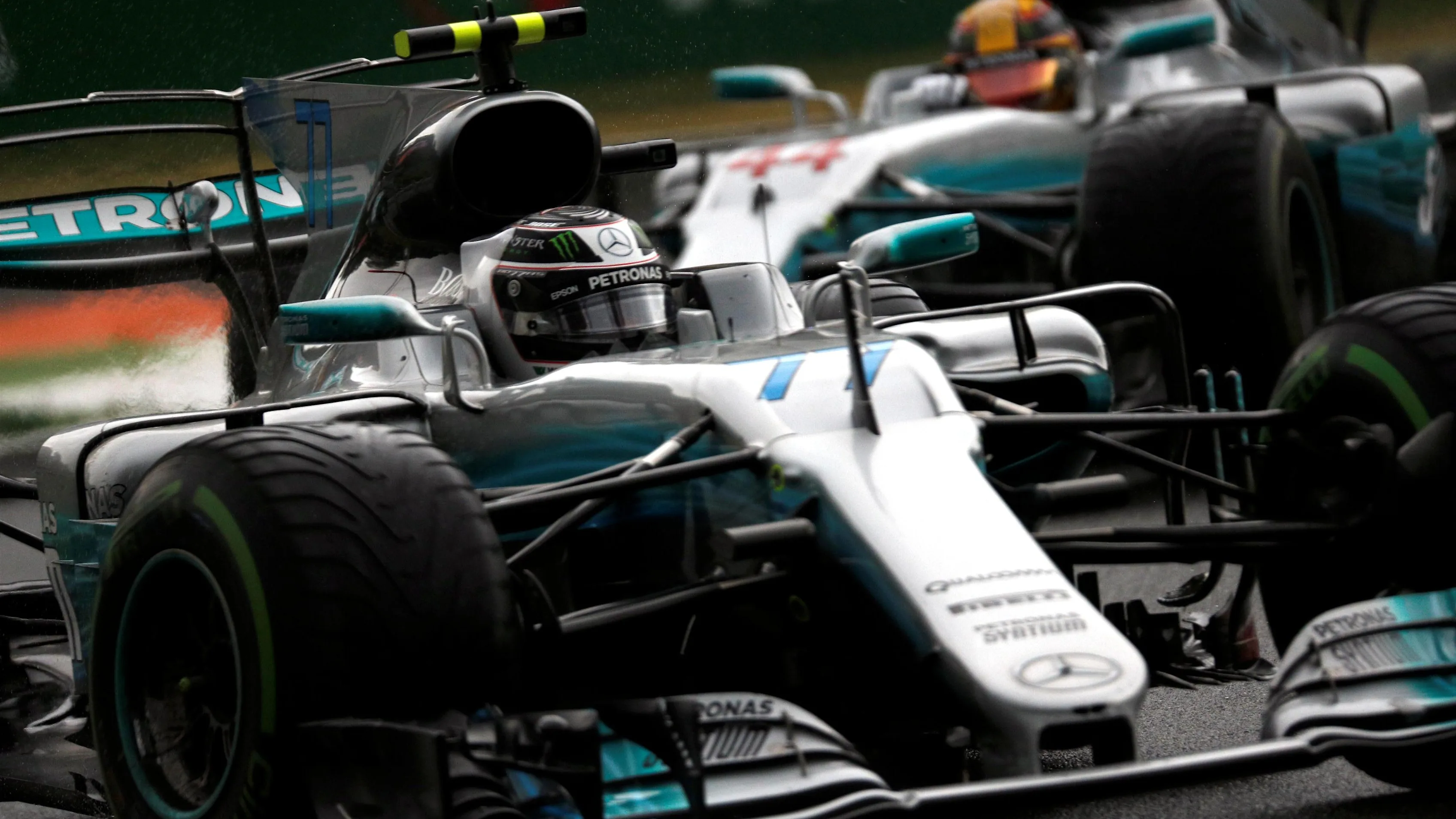 Valtteri Bottas (FIN) Mercedes-Benz F1 W08 Hybrid and Lewis Hamilton (GBR) Mercedes-Benz F1 W08