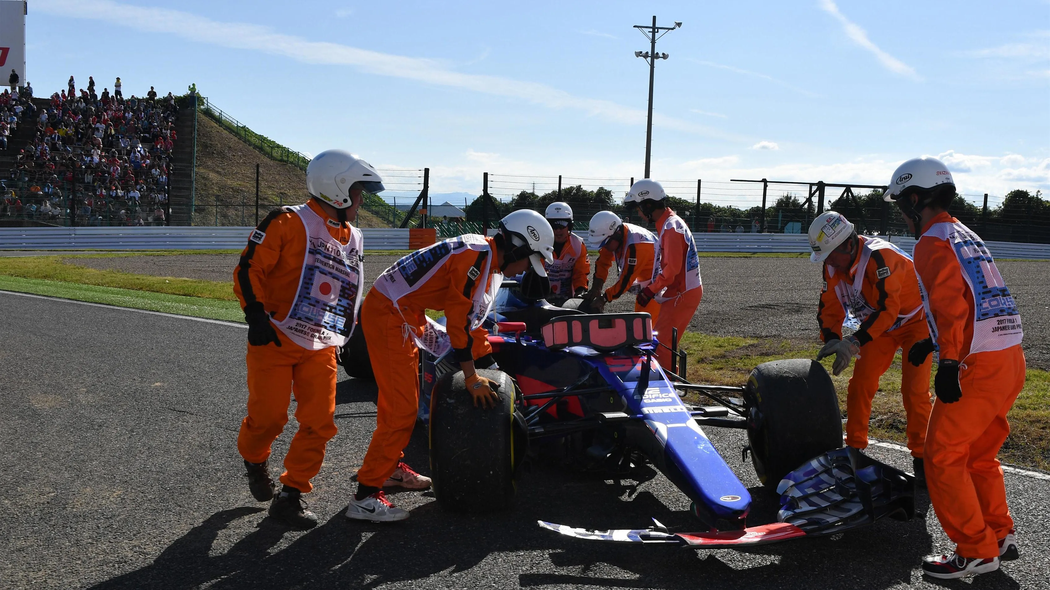 Marshals recover the car of race retiree Carlos Sainz jr (ESP) Scuderia Toro Rosso STR12 at Formula