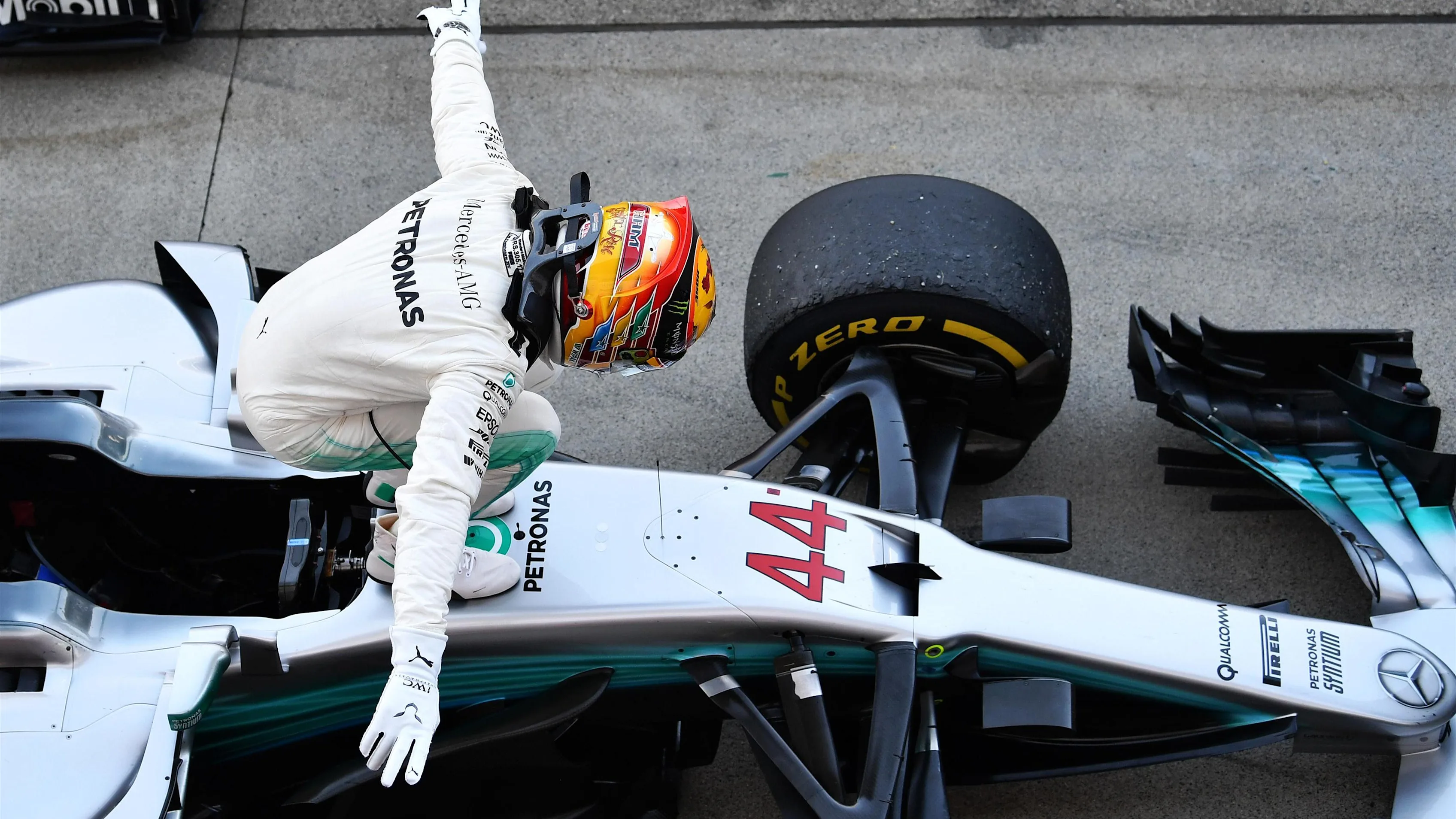Lewis Hamilton (GBR) Mercedes-Benz F1 W08 Hybrid celebrates in parc ferme at Formula One World Championship, Rd16, Japanese Grand Prix, Race, Suzuka, Japan, Sunday 8 October 2017. © Mark Sutton/Sutton Images