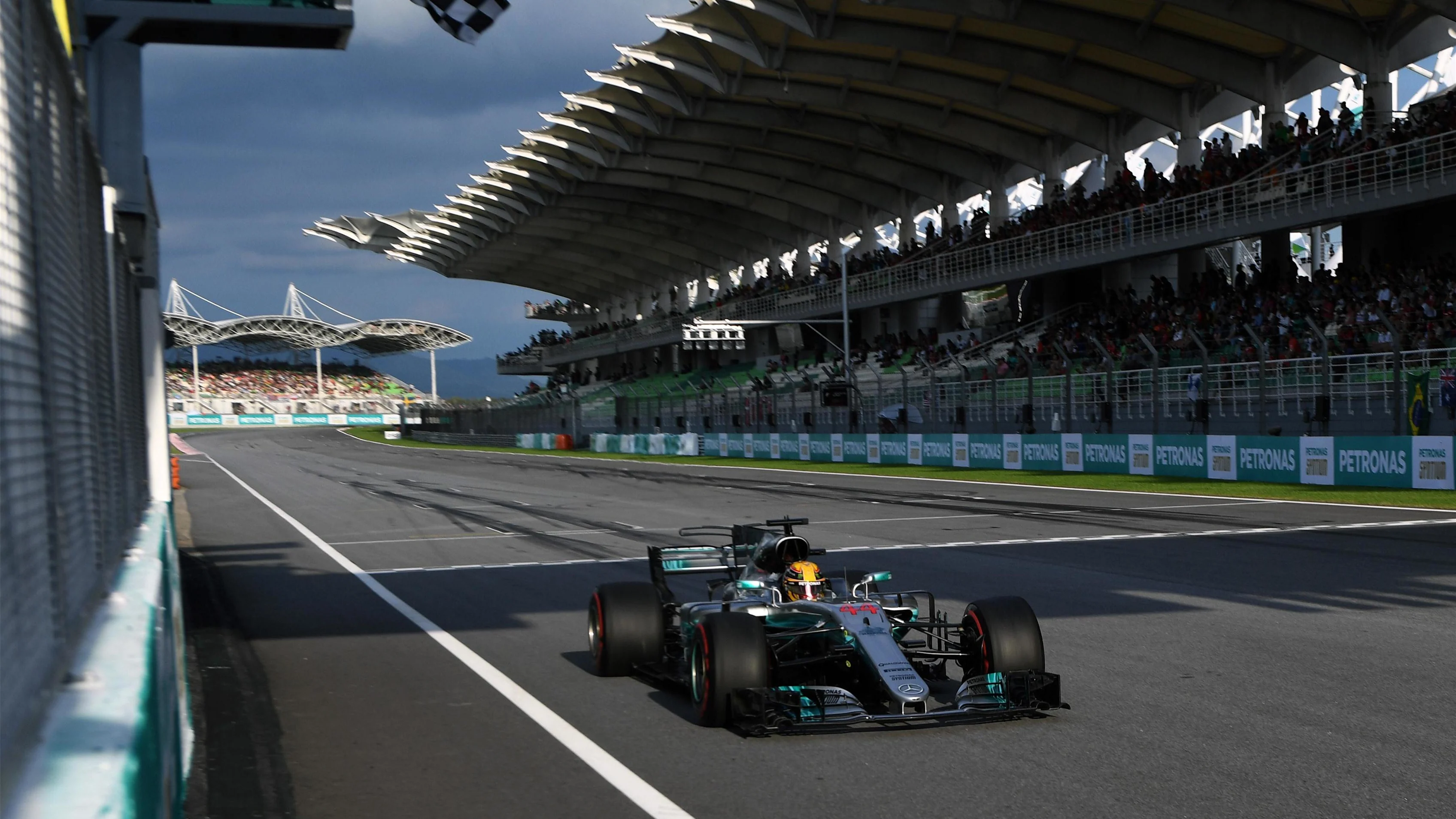 Lewis Hamilton (GBR) Mercedes-Benz F1 W08 Hybrid takes the chequered flag at the end of Qualifying