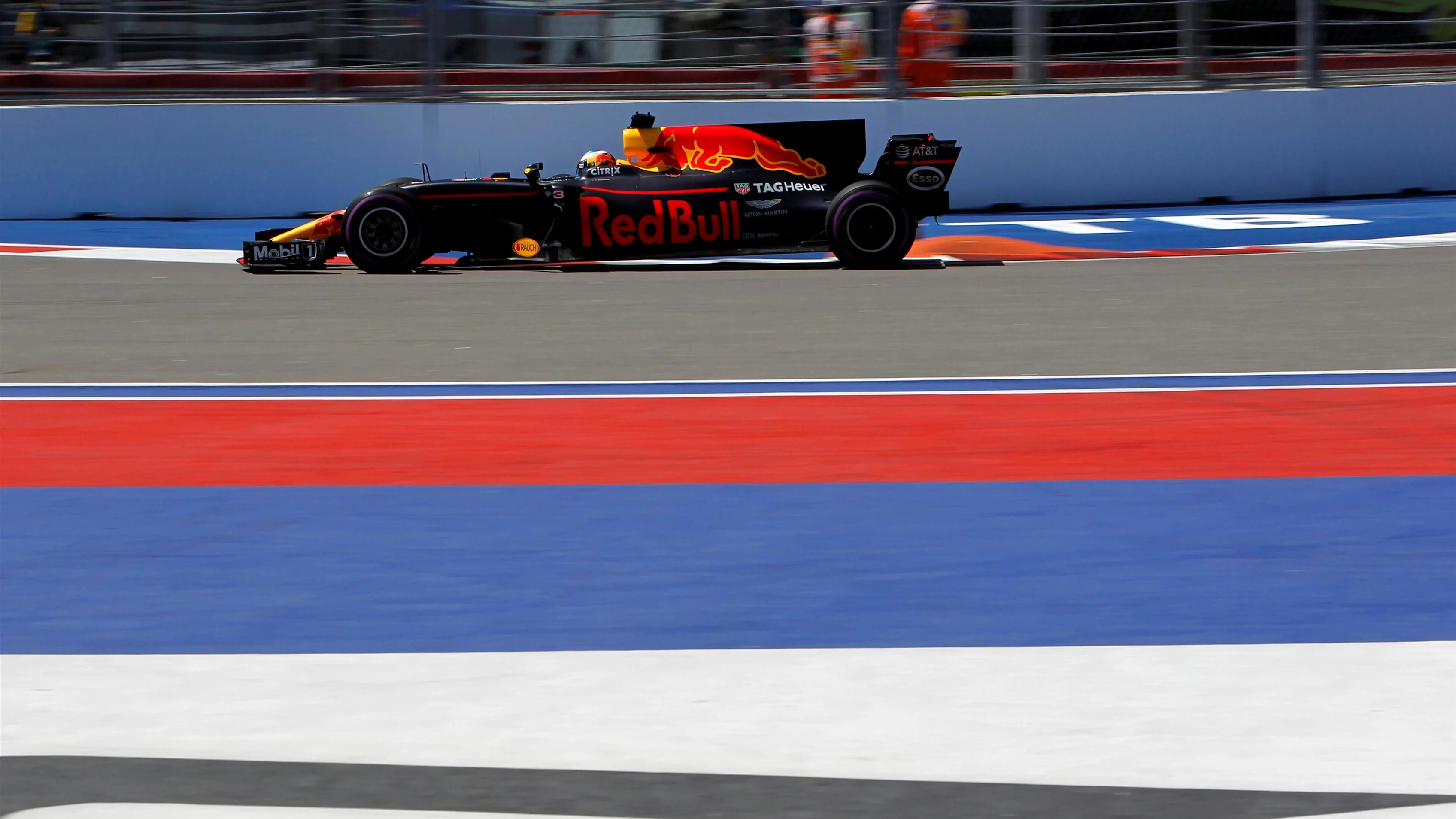 Daniel Ricciardo (AUS) Red Bull Racing RB13 at Formula One World Championship, Rd4, Russian Grand