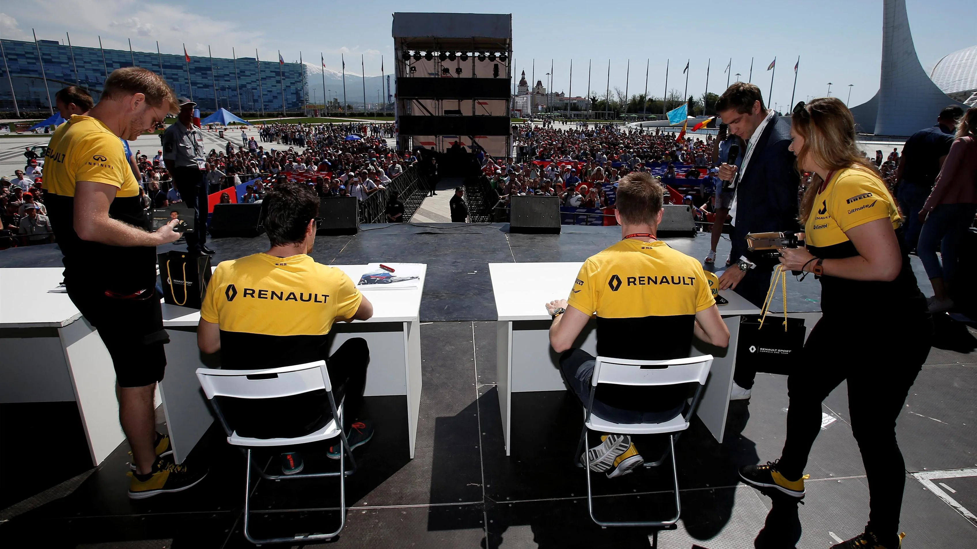 Palmer (GBR) Renault Sport F1 Team and Hulkenberg (GER) Renault Sport F1 Team sign autographs at F1 World Championship, Rd4, Russian Grand Prix, Race, Sochi Autodrom, Sochi, Krasnodar Krai, Russia, Sunday 30 April 2017. © Sutton Motorsport Images
