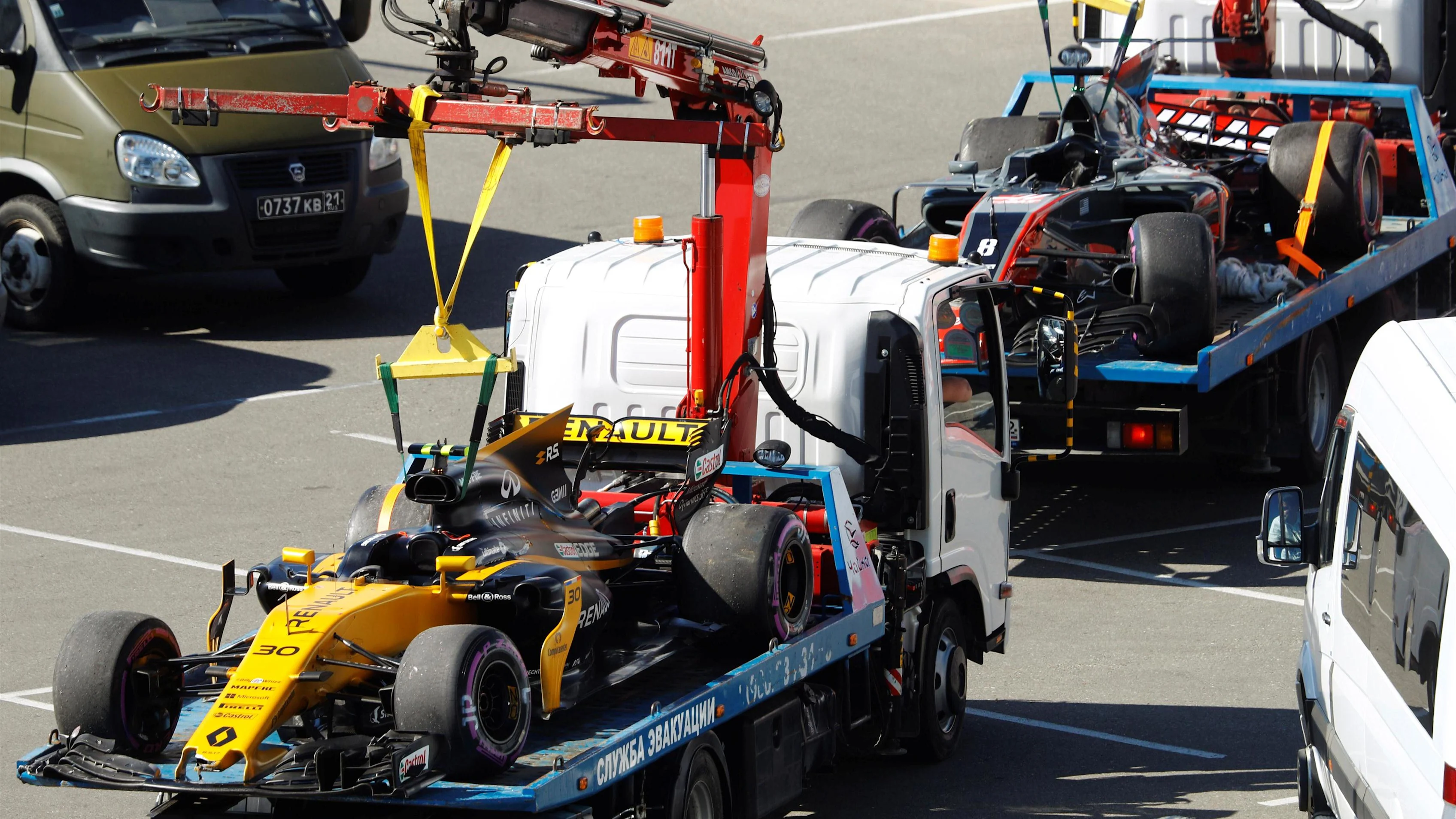 The crashed cars of Jolyon Palmer (GBR) Renault Sport F1 Team RS17 and Romain Grosjean (FRA) Haas VF-17 are recovered at Formula One World Championship, Rd4, Russian Grand Prix, Race, Sochi Autodrom, Sochi, Krasnodar Krai, Russia, Sunday 30 April 2017. © Sutton Motorsport Images