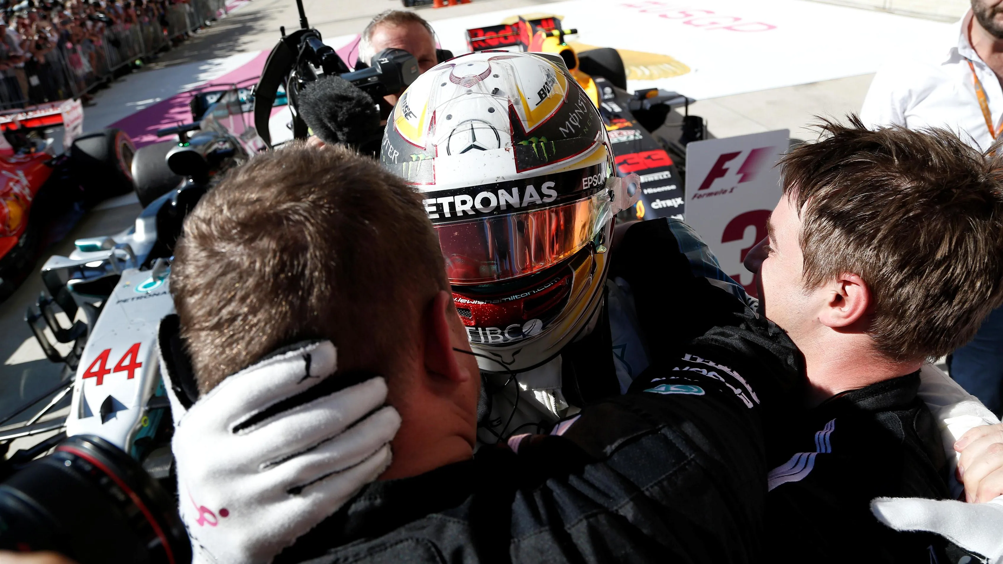 Race winner Lewis Hamilton (GBR) Mercedes AMG F1 celebrates in parc ferme with the team at Formula