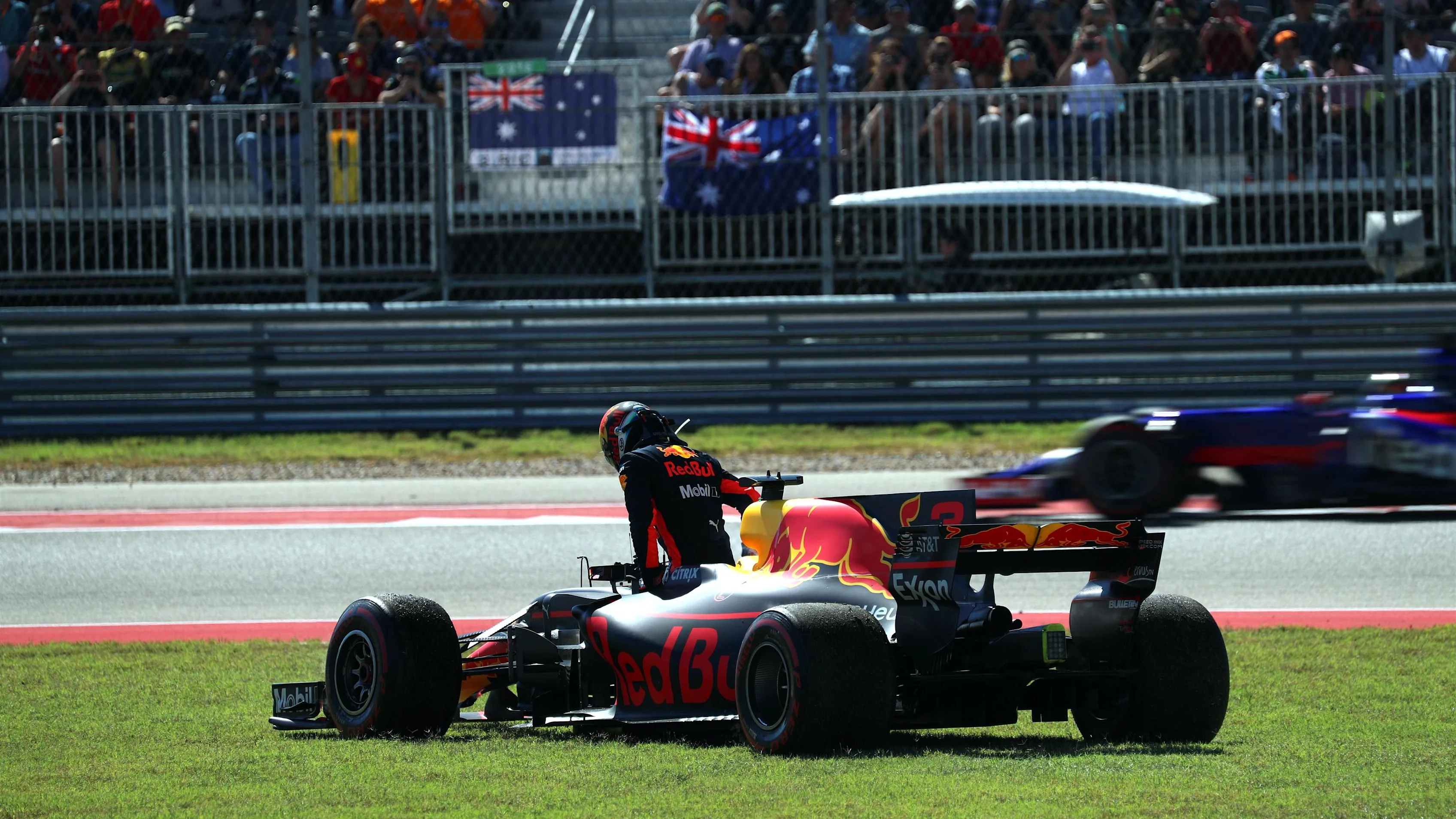 Daniel Ricciardo (AUS) Red Bull Racing RB13 retires from the race at Formula One World Championship, Rd17, United States Grand Prix, Race, Circuit of the Americas, Austin, Texas, USA, Sunday 22 October 2017. © Kym Illman/Sutton Images