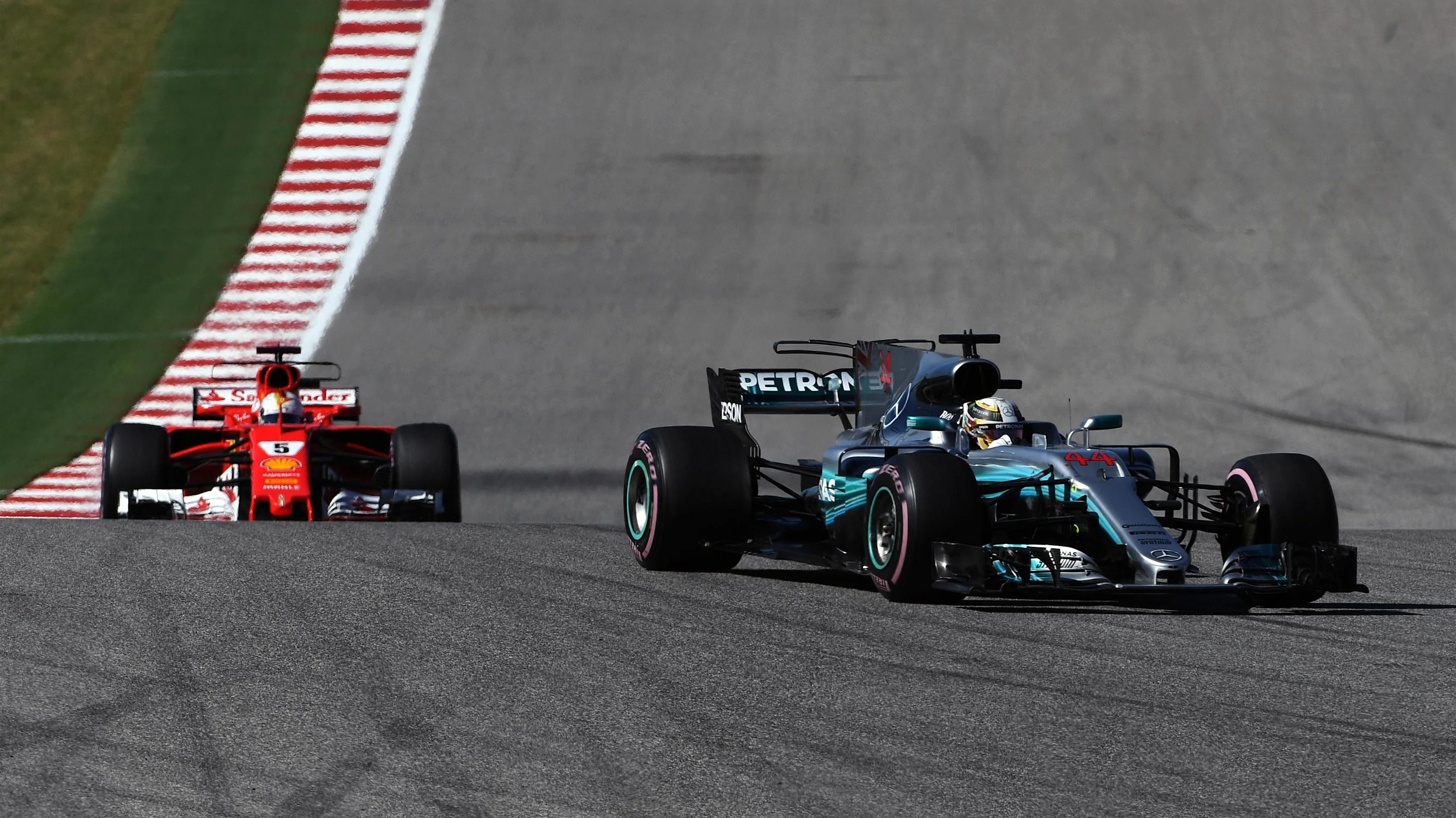 Lewis Hamilton (GBR) Mercedes-Benz F1 W08 Hybrid leads Sebastian Vettel (GER) Ferrari SF70-H at