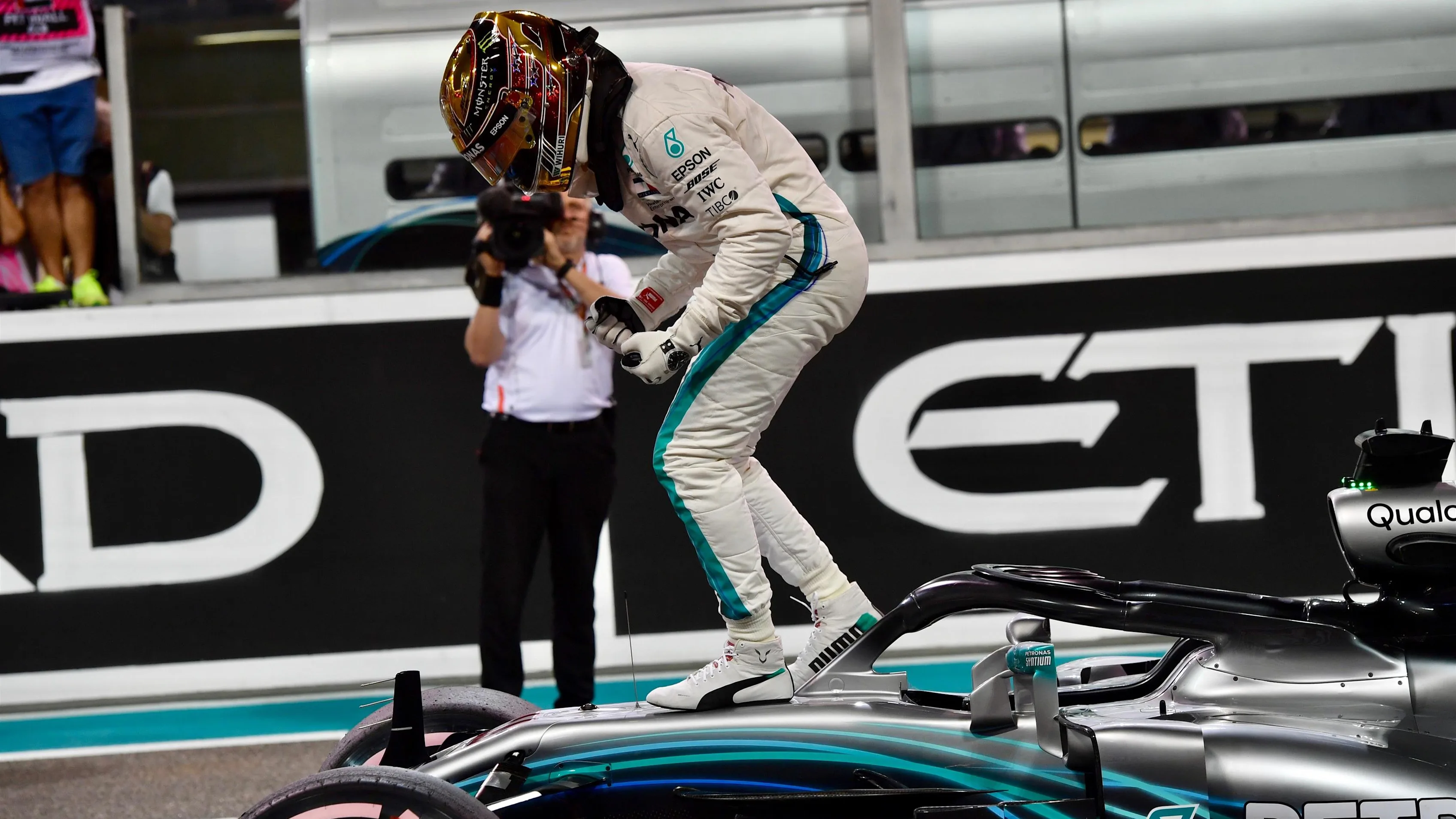 Lewis Hamilton, Mercedes-AMG F1 W09 EQ Power+ celebrates in Parc Ferme at Formula One World Championship, Rd21, Abu Dhabi Grand Prix, Qualifying, Yas Marina Circuit, Abu Dhabi, UAE, Saturday 24 November 2018.