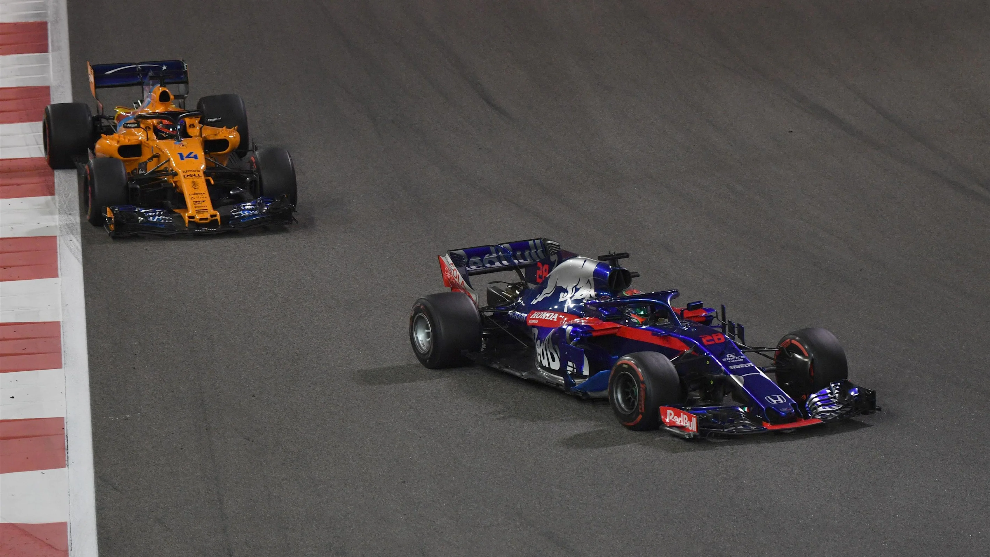Brendon Hartley, Toro Rosso STR13 and Fernando Alonso, McLaren MCL33 at Formula One World