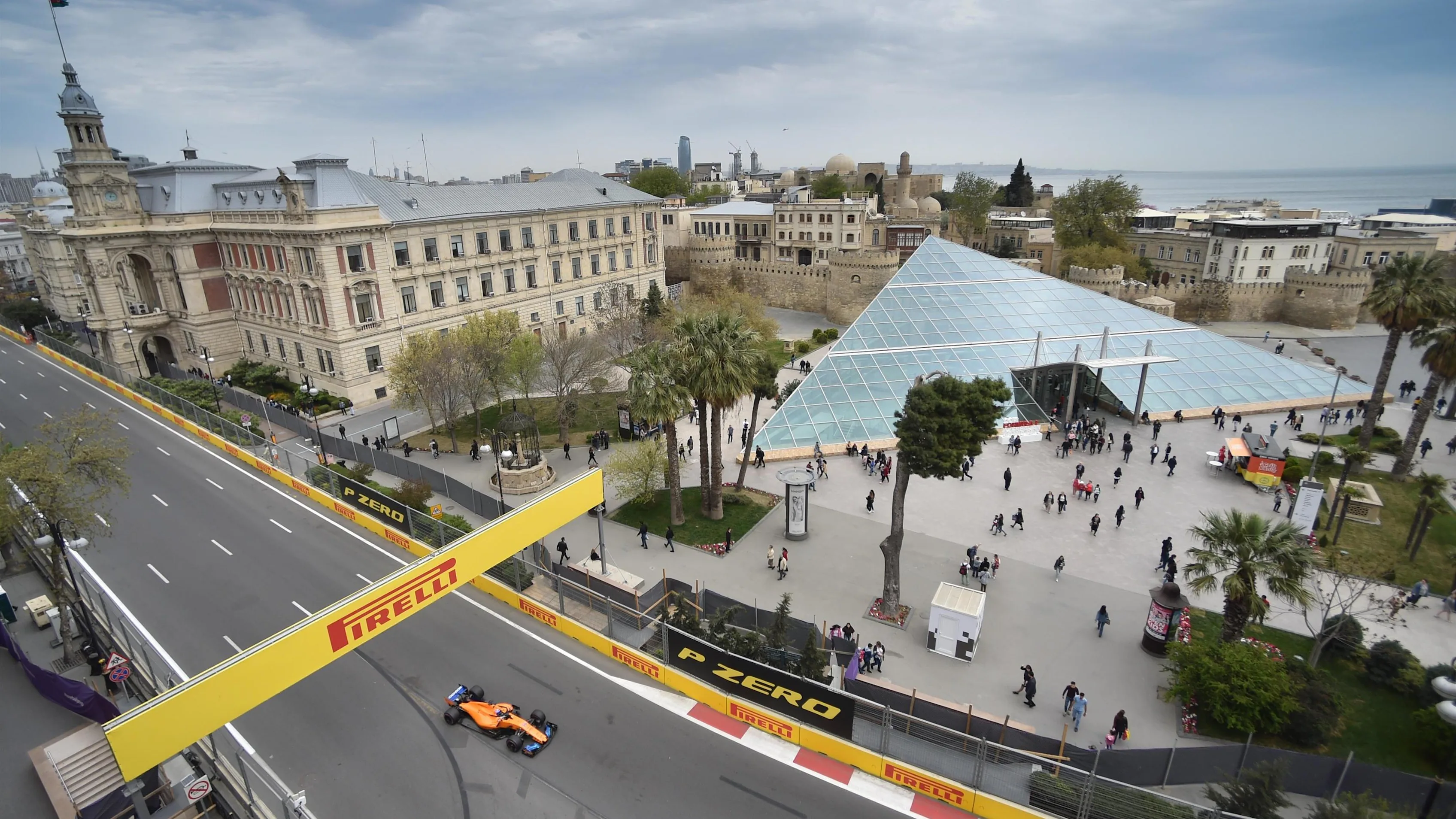 Fernando Alonso (ESP) McLaren MCL33 at Formula One World Championship, Rd4, Azerbaijan Grand Prix, Qualifying, Baku City Circuit, Baku, Azerbaijan, Saturday 28 April 2018. © Simon Galloway/Sutton Images