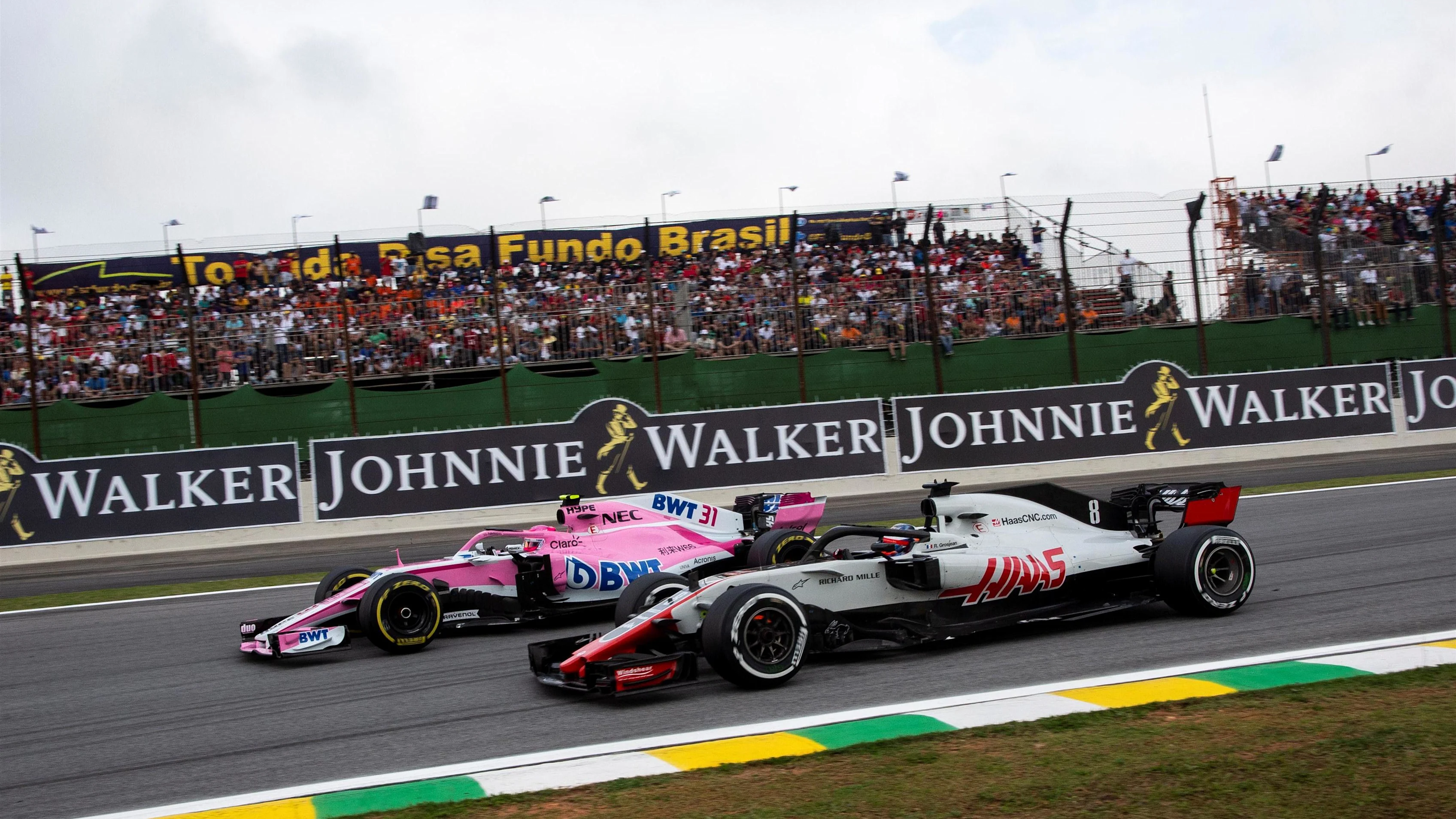 Esteban Ocon, Racing Point Force India VJM11 and Romain Grosjean, Haas F1 Team VF-18 battle at
