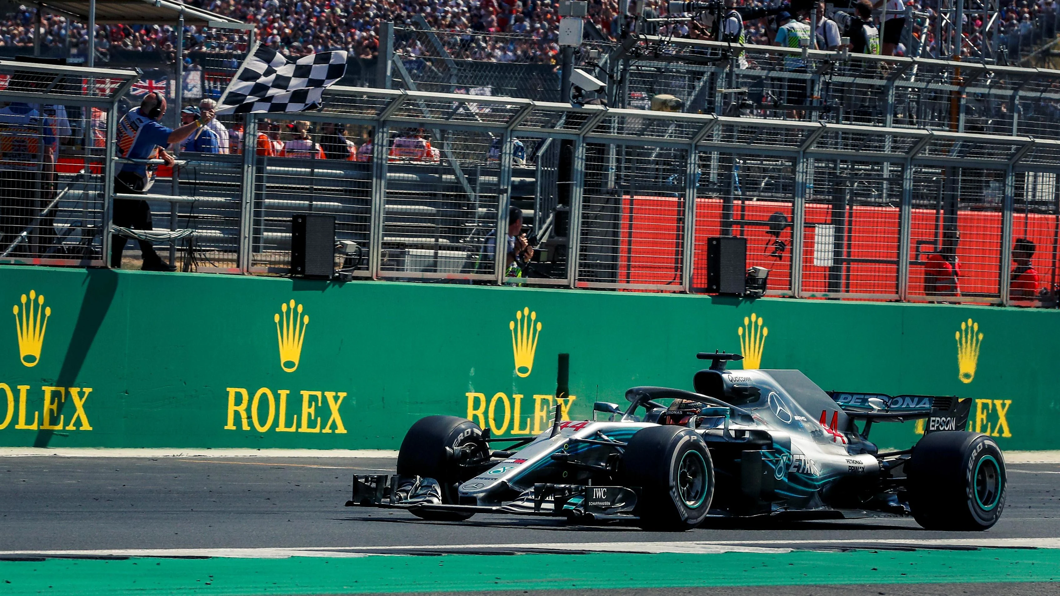 Lewis Hamilton (GBR) Mercedes-AMG F1 W09 EQ Power+ takes the chequered flag at Formula One World