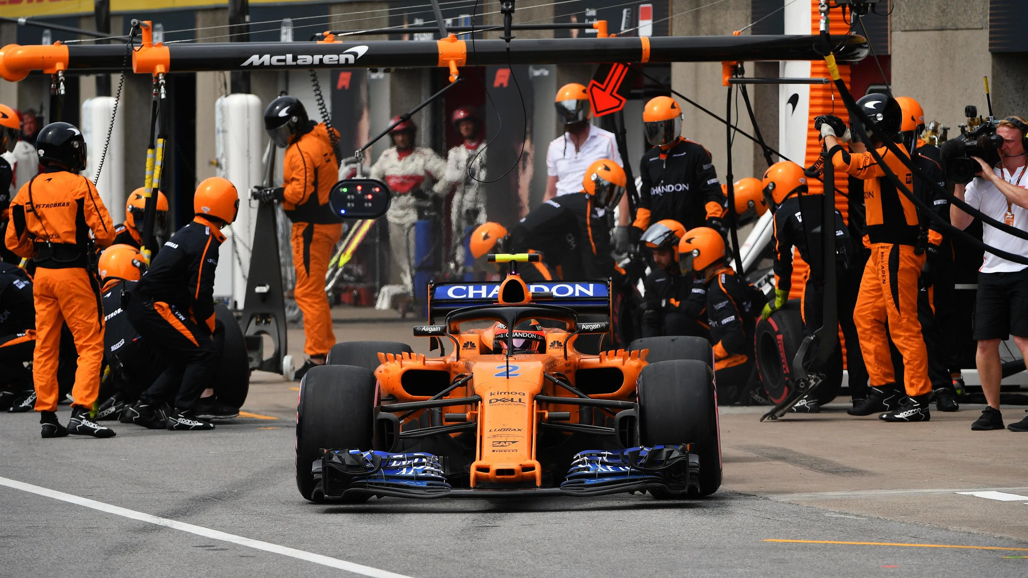 Stoffel Vandoorne (BEL) McLaren MCL33 pit stop at Formula One World Championship, Rd7, Canadian