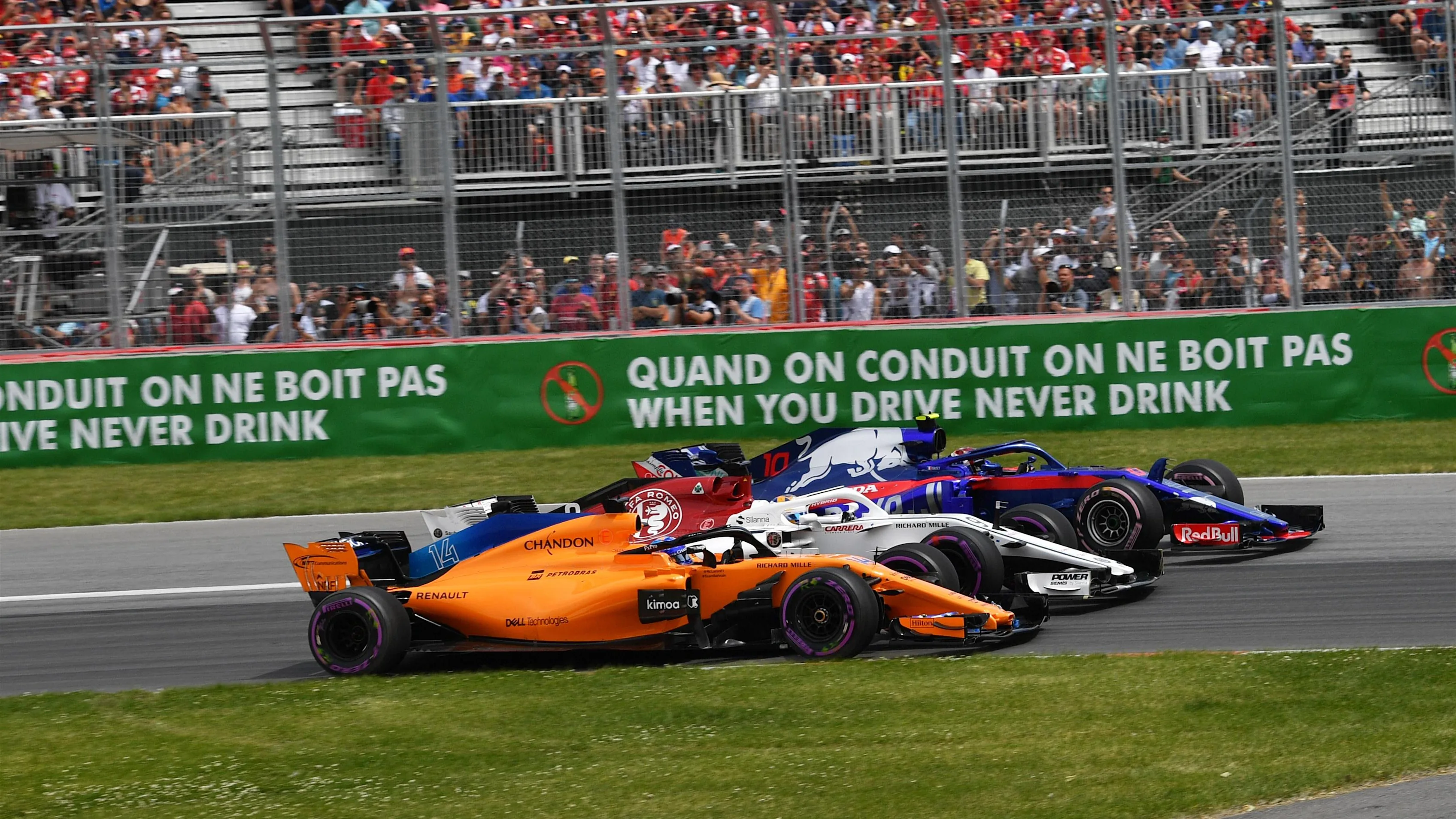 Fernando Alonso (ESP) McLaren MCL33, Marcus Ericsson (SWE) Alfa Romeo Sauber C37 and Pierre Gasly