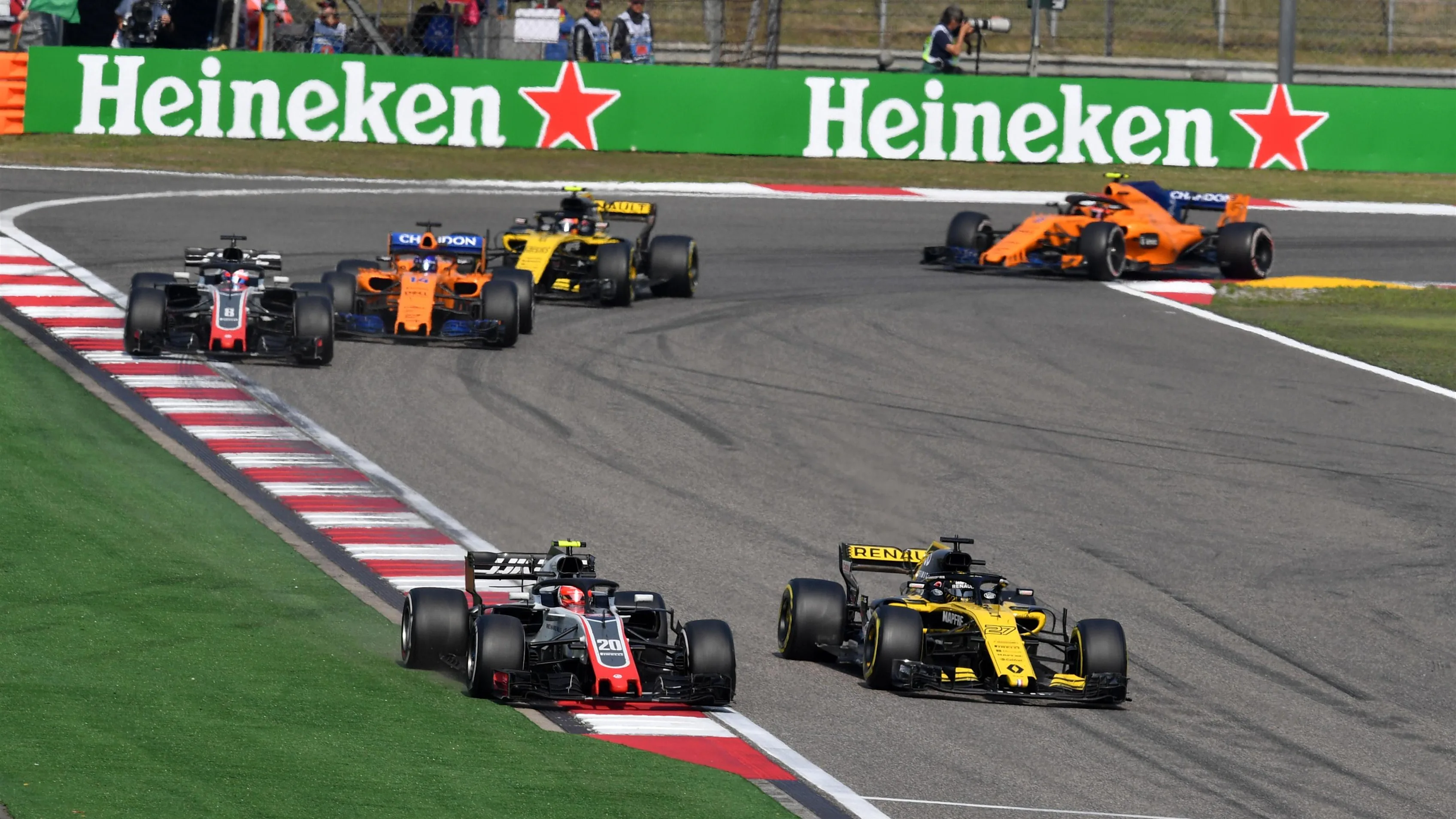 Kevin Magnussen (DEN) Haas VF-18 and Nico Hulkenberg (GER) Renault Sport F1 Team RS18 battle at