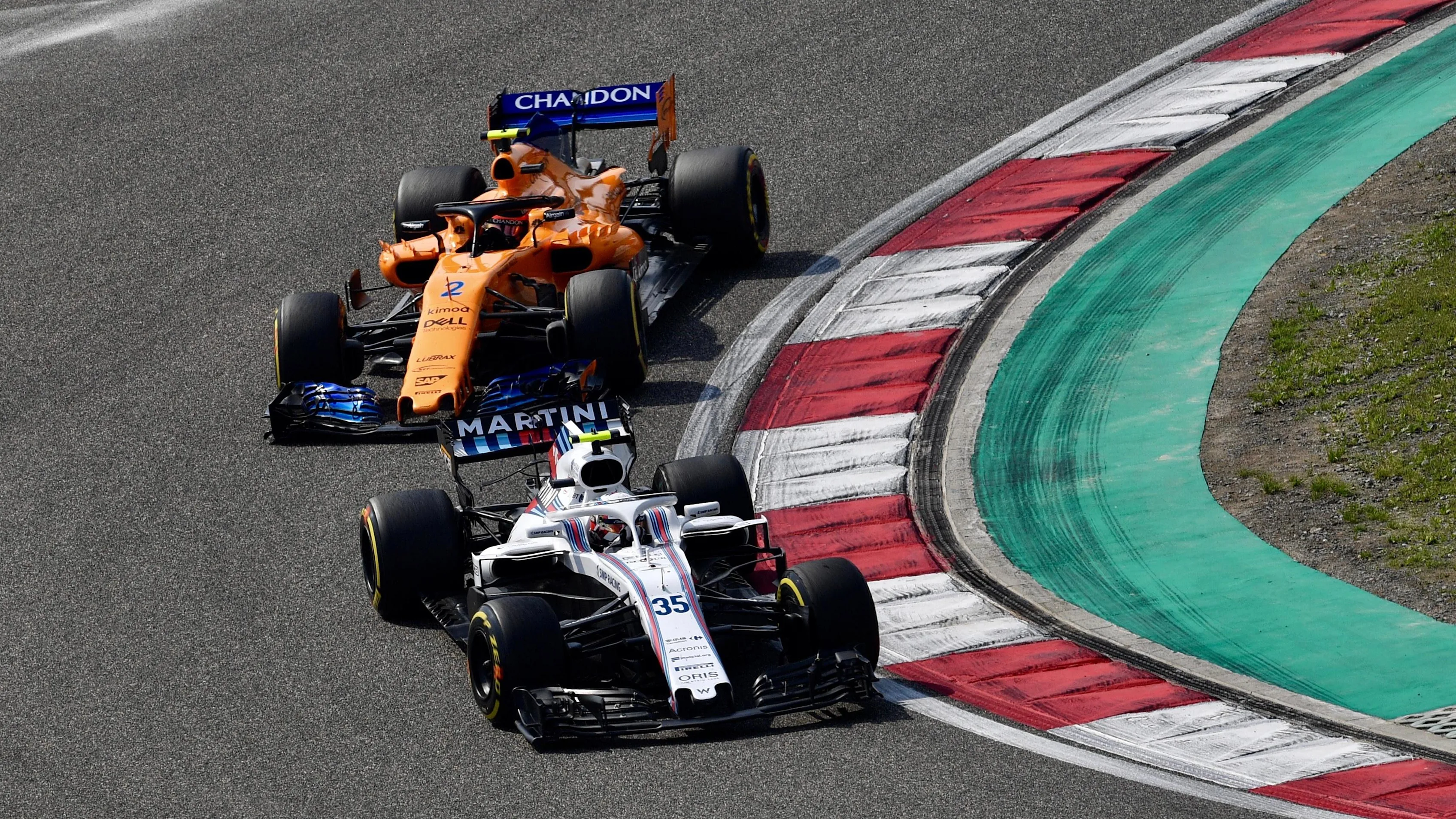 Sergey Sirotkin (RUS) Williams FW41 and Stoffel Vandoorne (BEL) McLaren MCL33 at Formula One World
