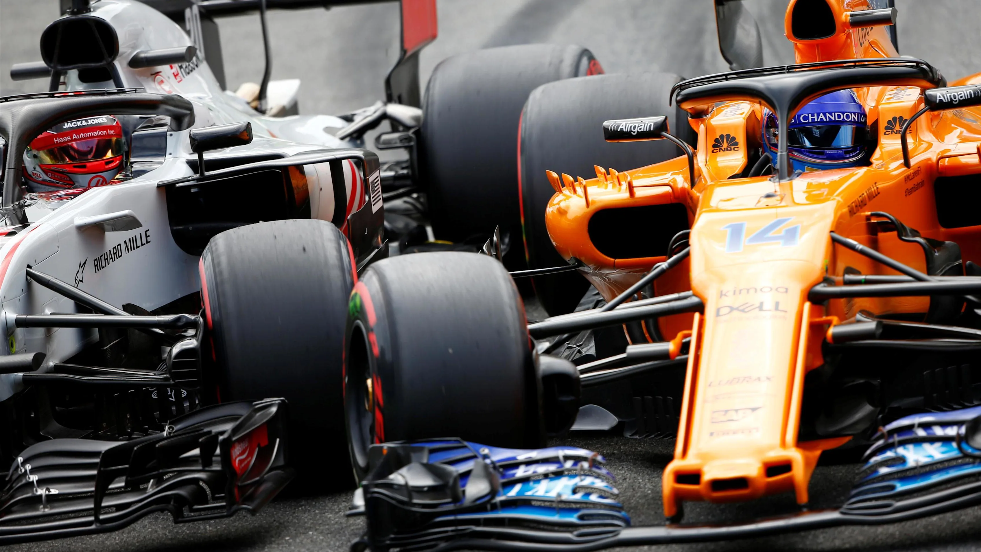 Kevin Magnussen, Haas F1 Team VF-18 and Fernando Alonso, McLaren MCL33 battle in Q2 at Formula One