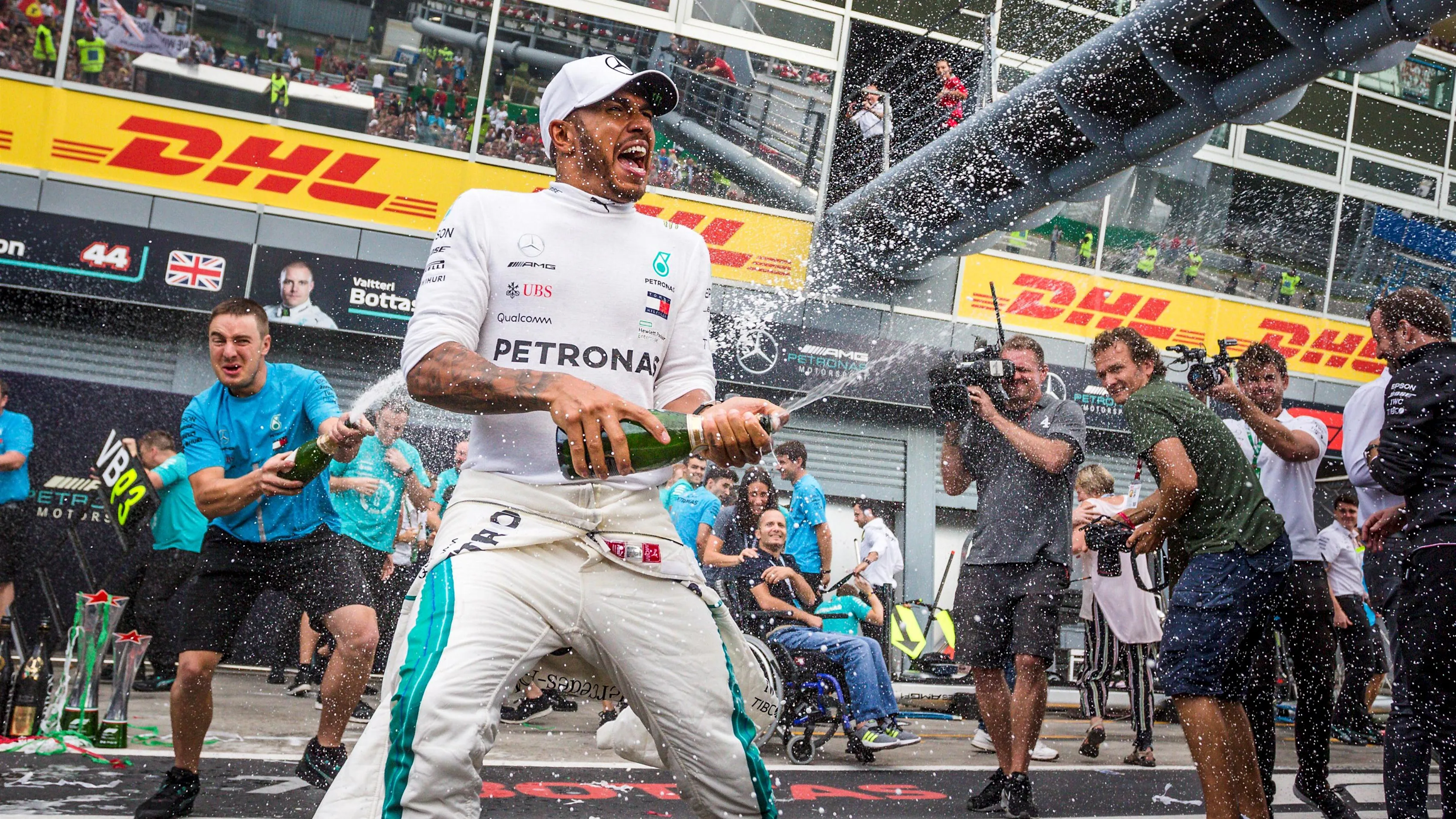 Lewis Hamilton, Mercedes AMG F1 celebrates with the team and the champagne at Formula One World