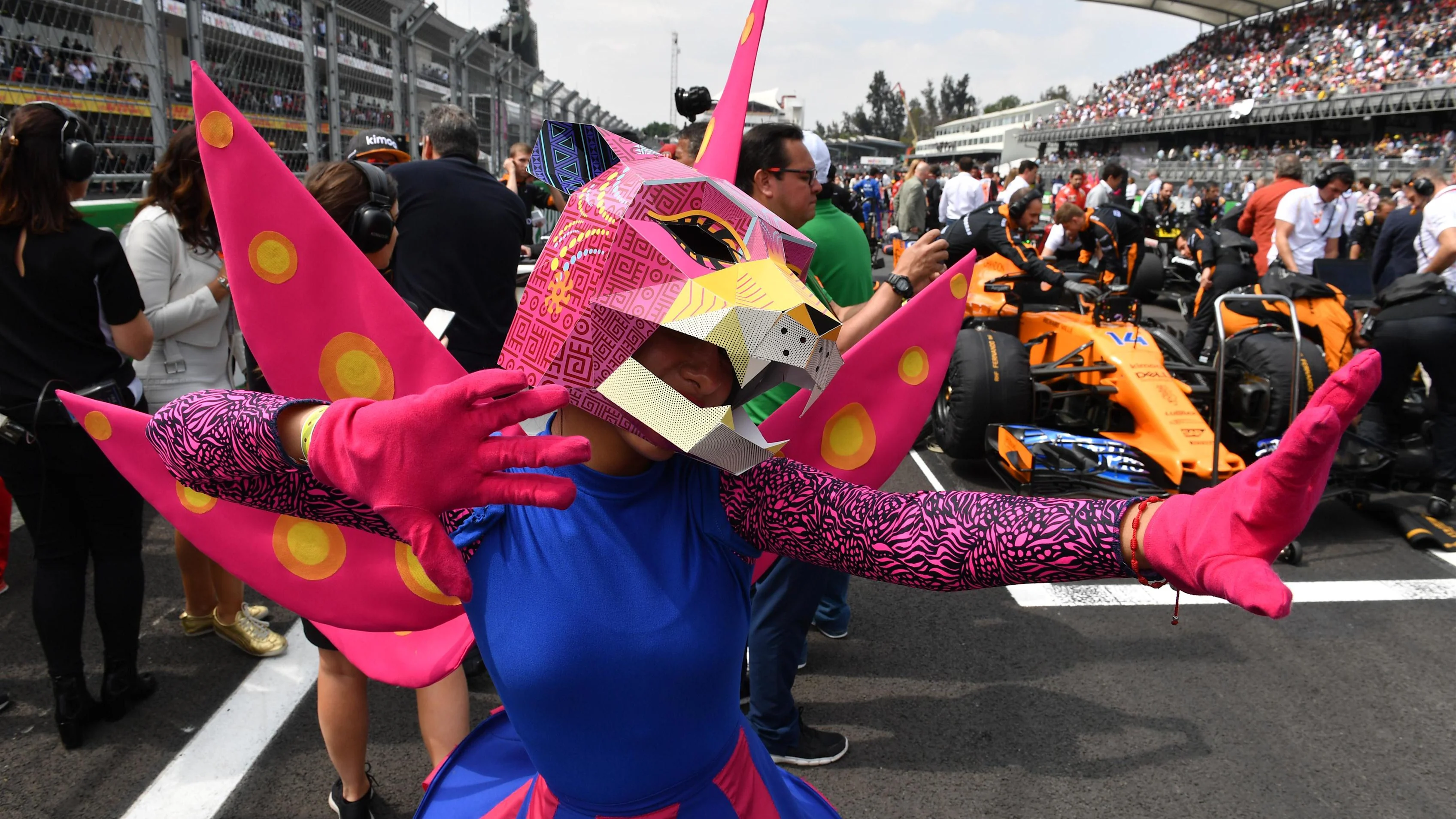 Grid entertainment at Formula One World Championship, Rd19, Mexican Grand Prix, Race, Circuit