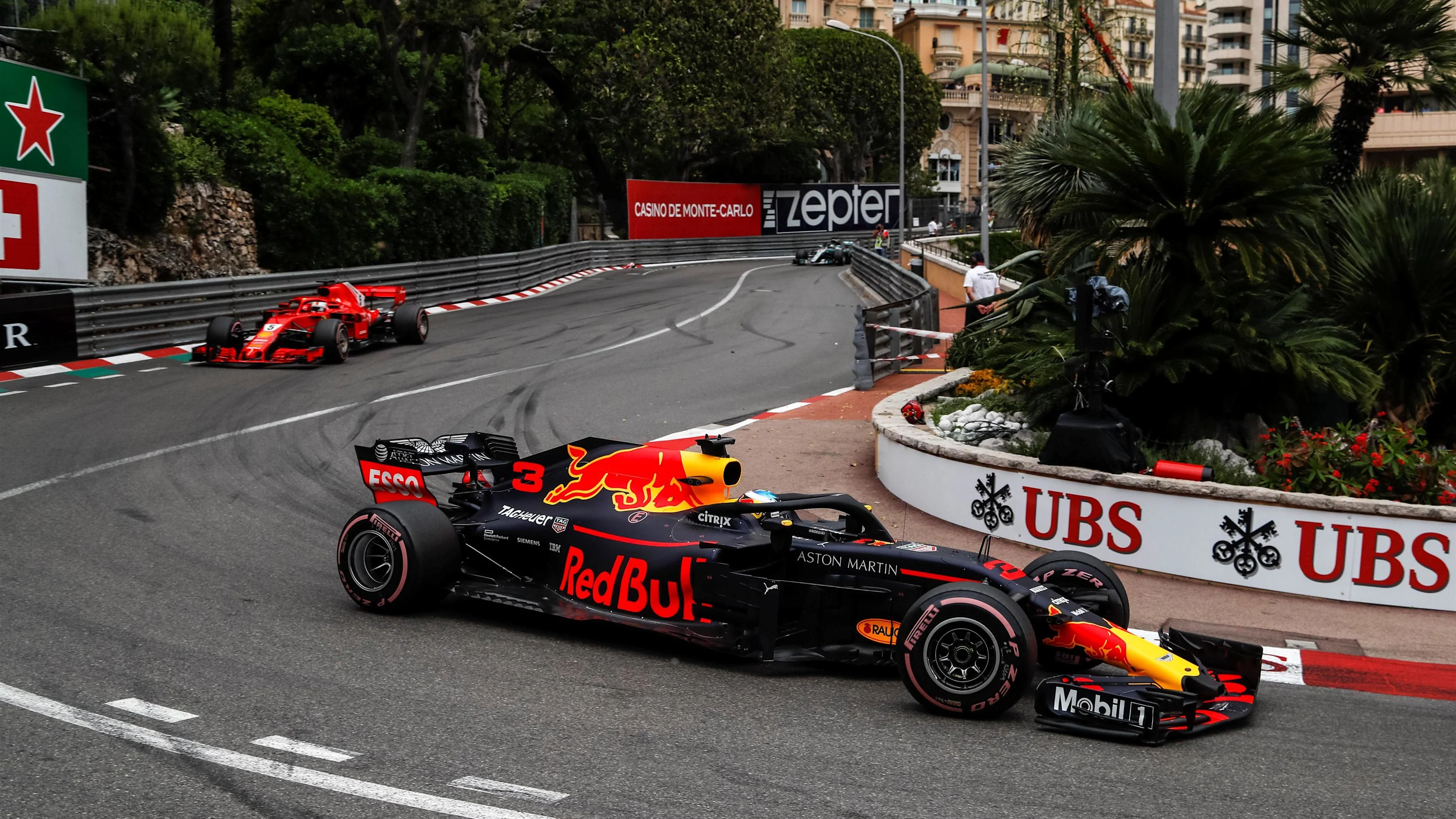 Daniel Ricciardo (AUS) Red Bull Racing RB14 leads Sebastian Vettel (GER) Ferrari SF-71H at Formula