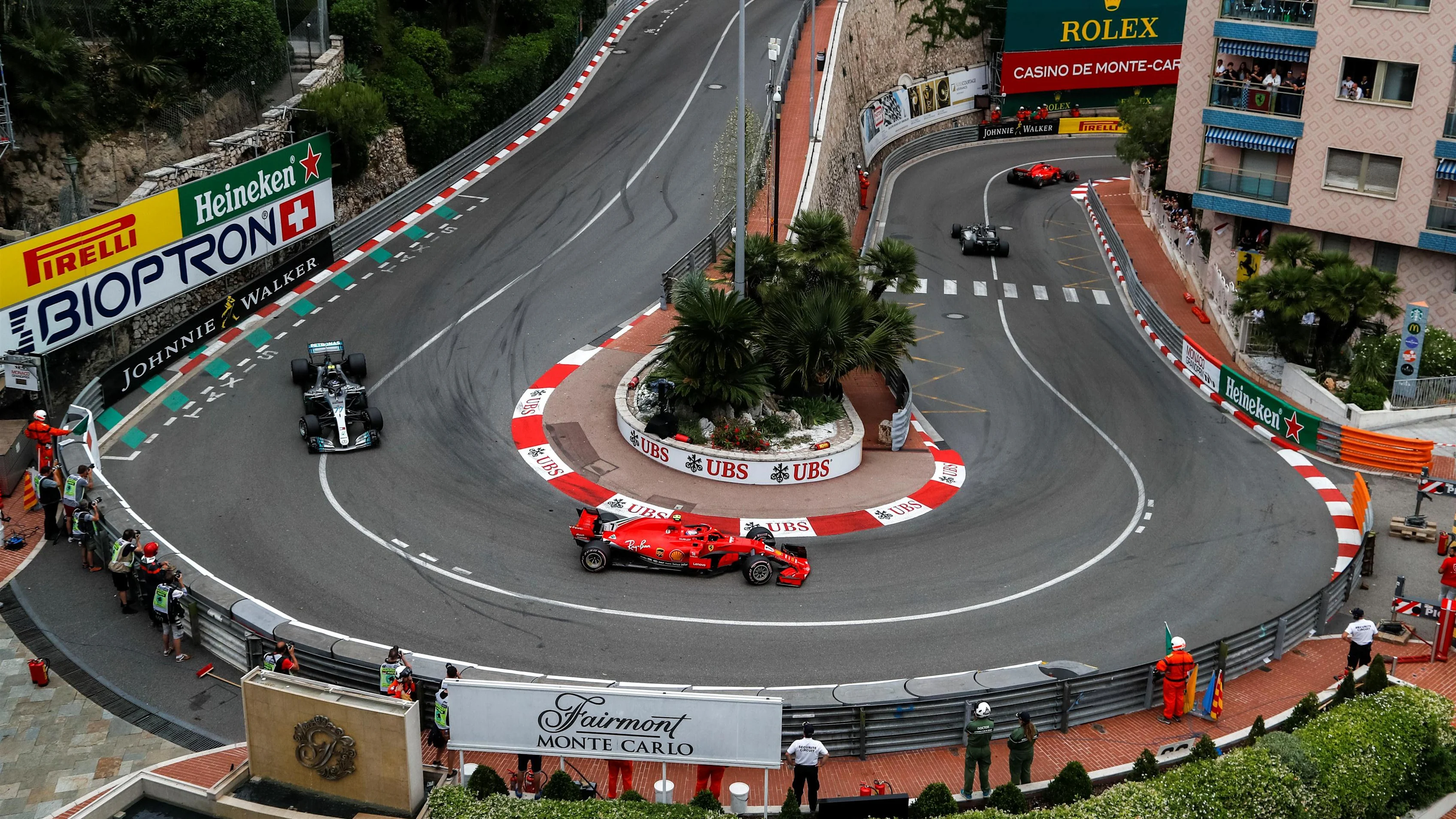 Kimi Raikkonen (FIN) Ferrari SF-71H and Valtteri Bottas (FIN) Mercedes-AMG F1 W09 EQ Power+ at