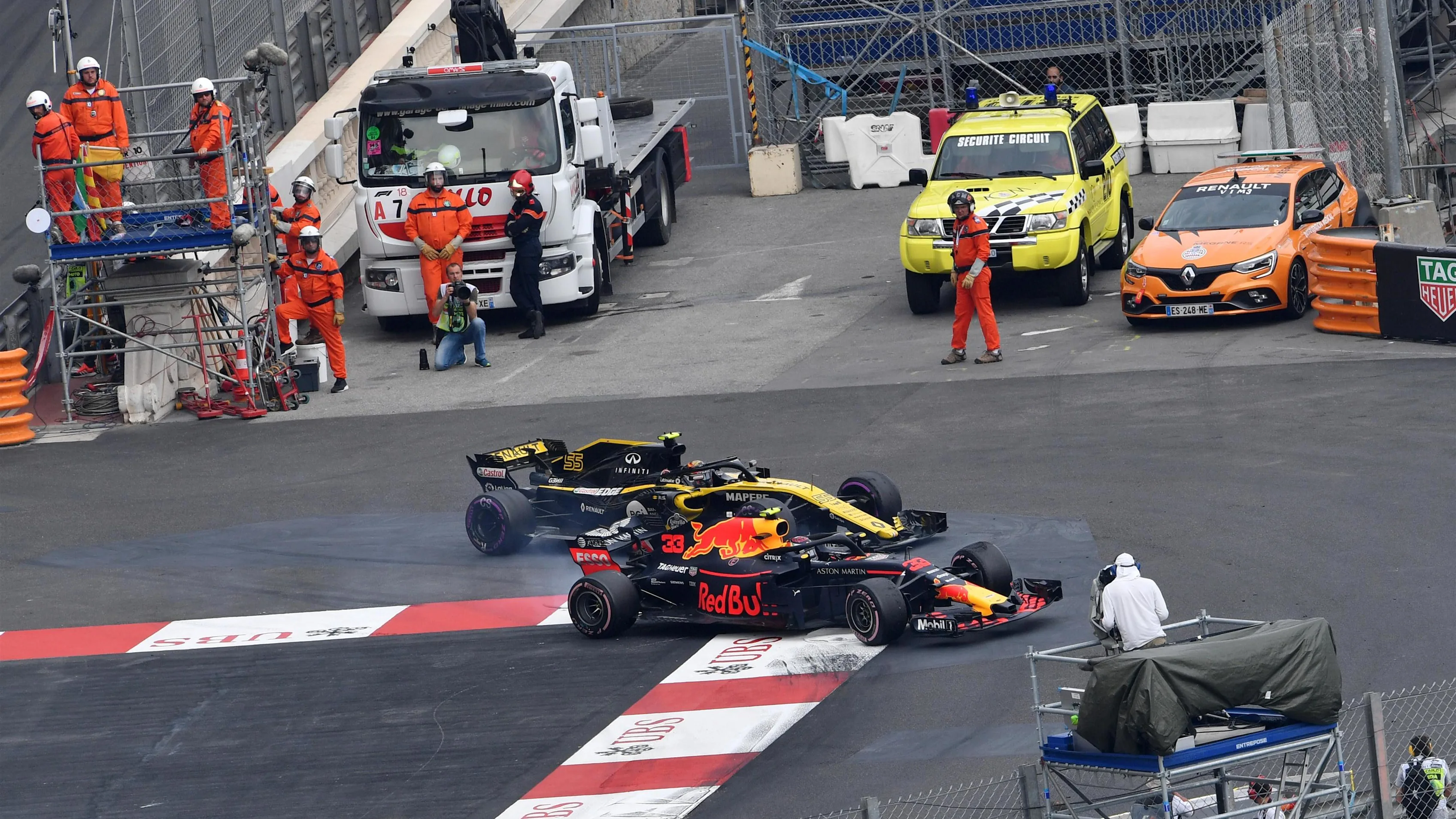 Carlos Sainz (ESP) Renault Sport F1 Team RS18 and Max Verstappen (NED) Red Bull Racing RB14 battle at Formula One World Championship, Rd6, Monaco Grand Prix, Race, Monte-Carlo, Monaco, Sunday 27 May 2018. © Jerry Andre/Sutton Images