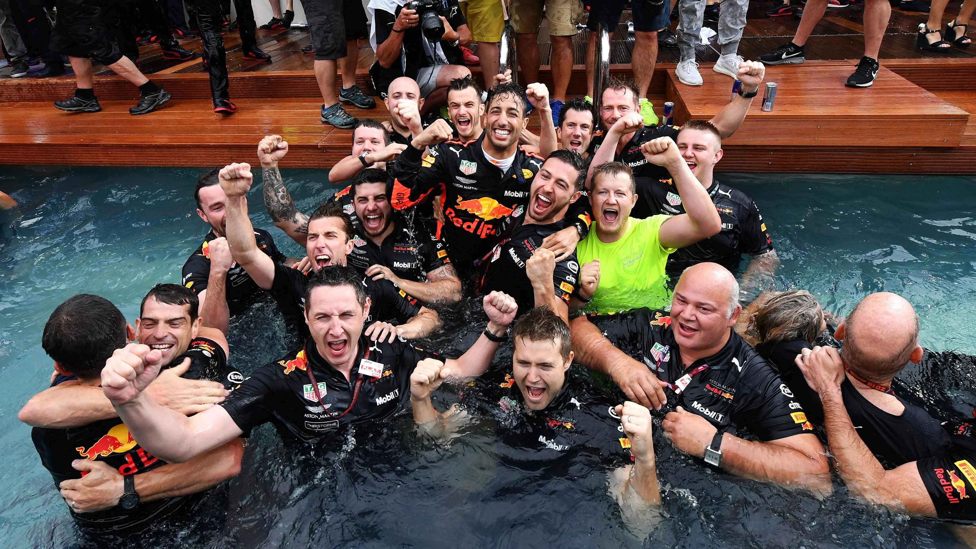 Race winner Daniel Ricciardo (AUS) Red Bull Racing celebrates with the team in the Red Bull Energy