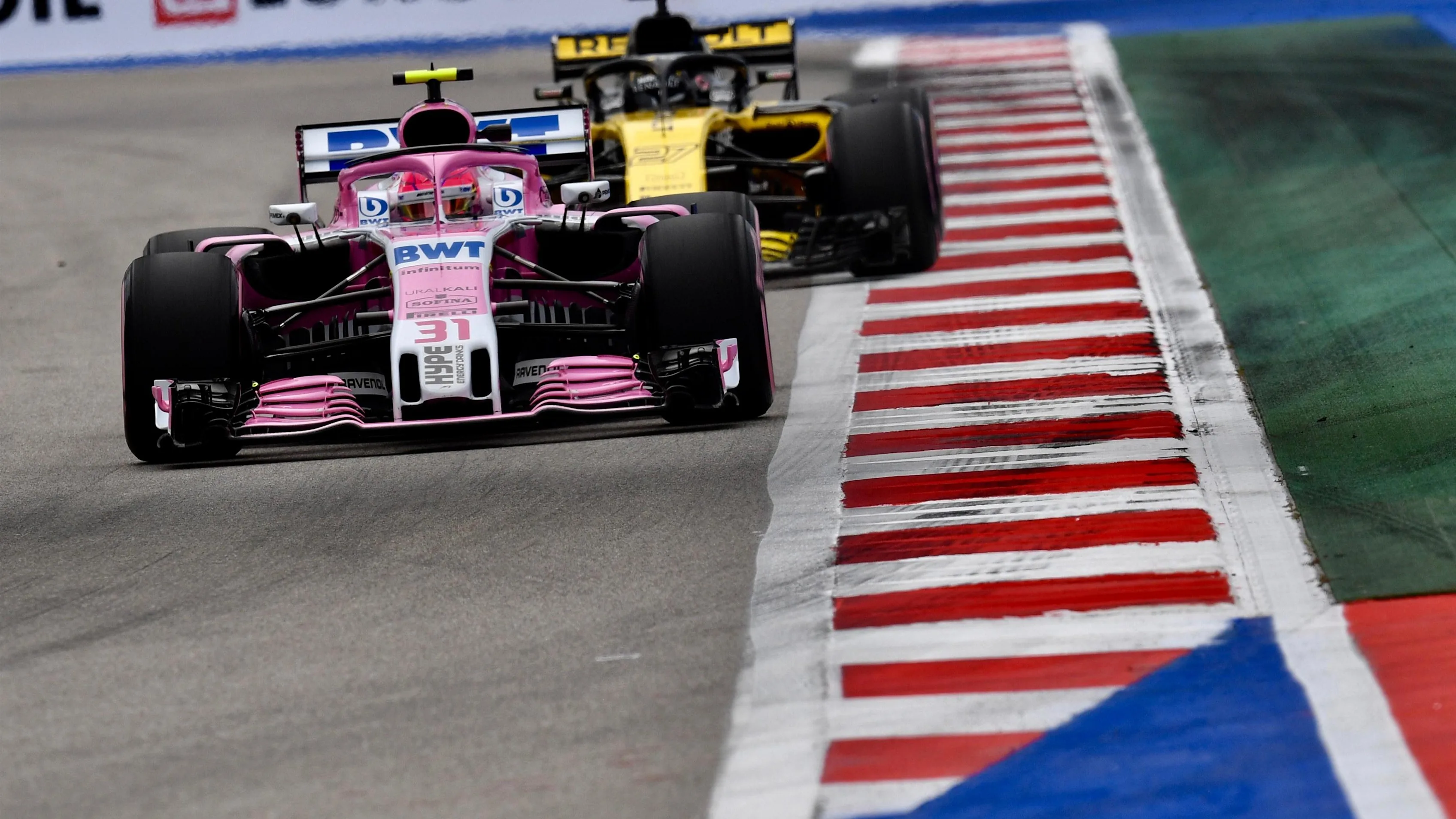 Esteban Ocon, Racing Point Force India VJM11 and Nico Hulkenberg, Renault Sport F1 Team R.S. 18 at