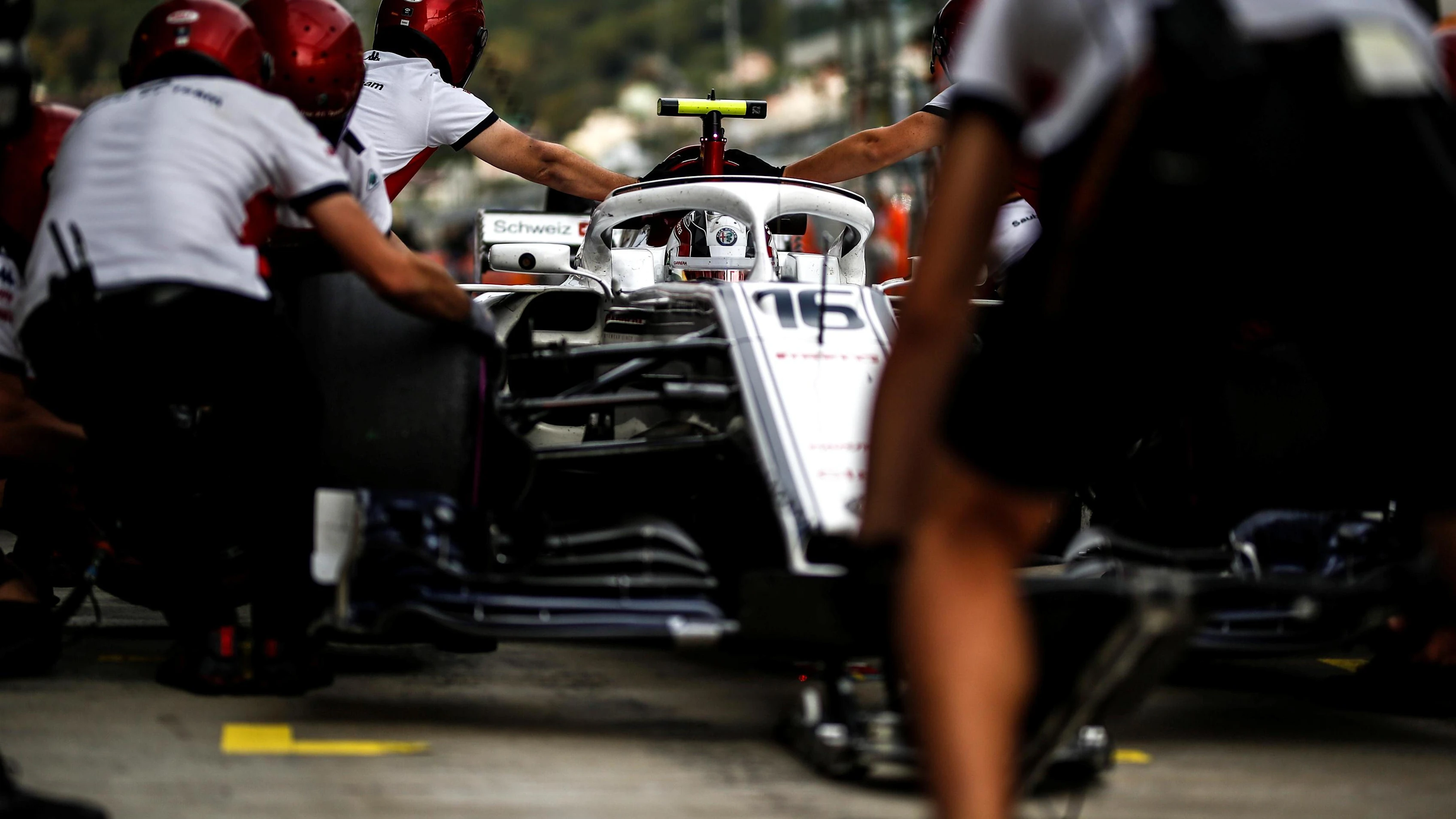 Charles Leclerc, Alfa Romeo Sauber C37 pit stop at Formula One World Championship, Rd16, Russian
