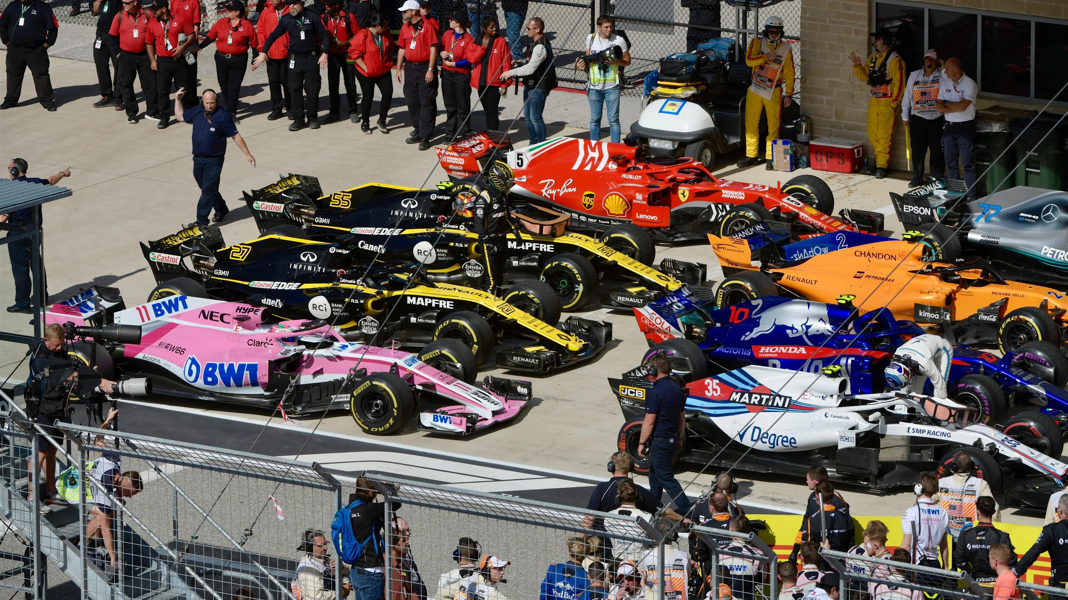 Nico Hulkenberg, Renault Sport F1 Team and Sergey Sirotkin, Williams Racing in parc ferme at