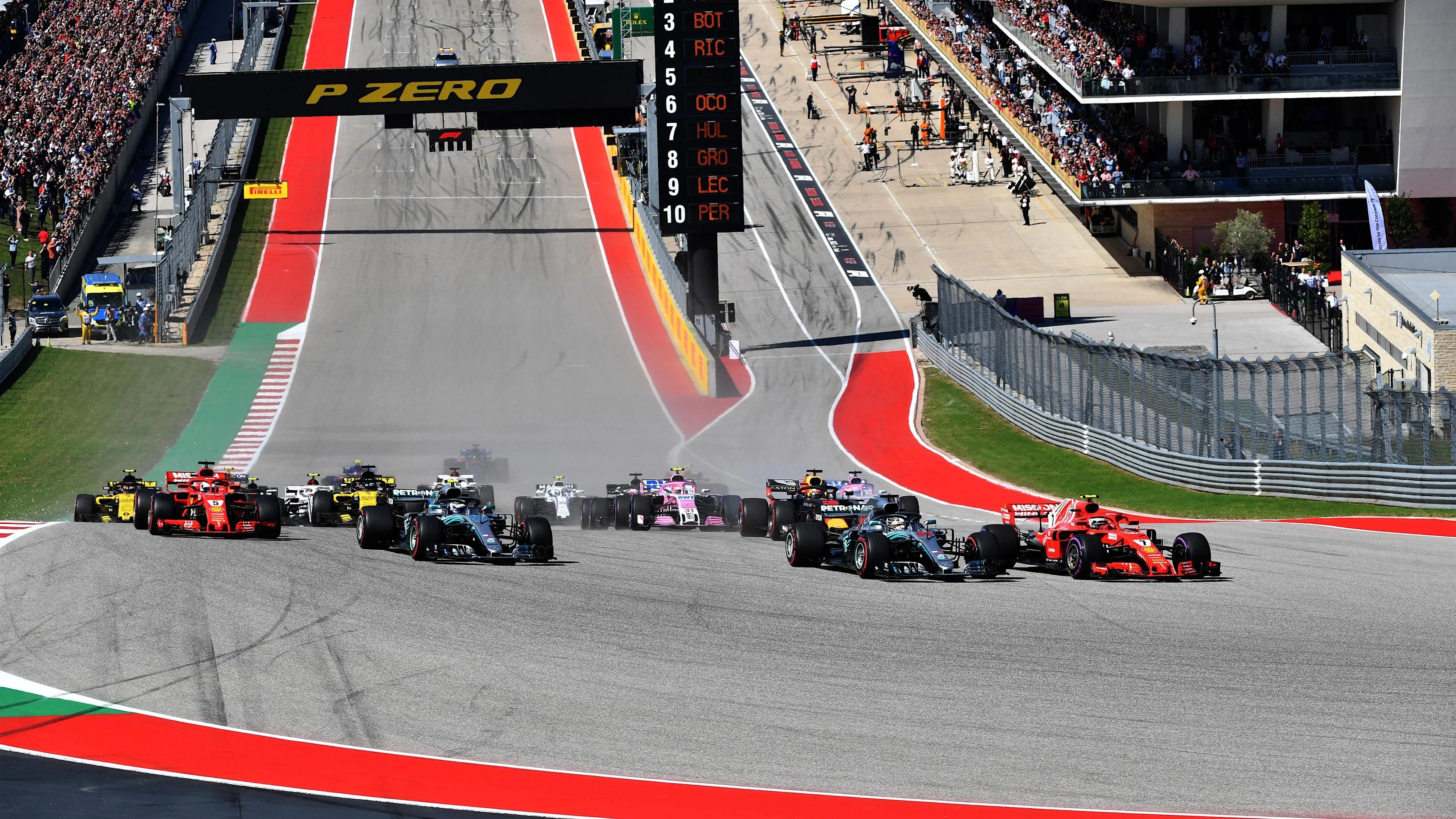 Kimi Raikkonen, Ferrari SF71H and Lewis Hamilton, Mercedes-AMG F1 W09 EQ Power+ battle at the start