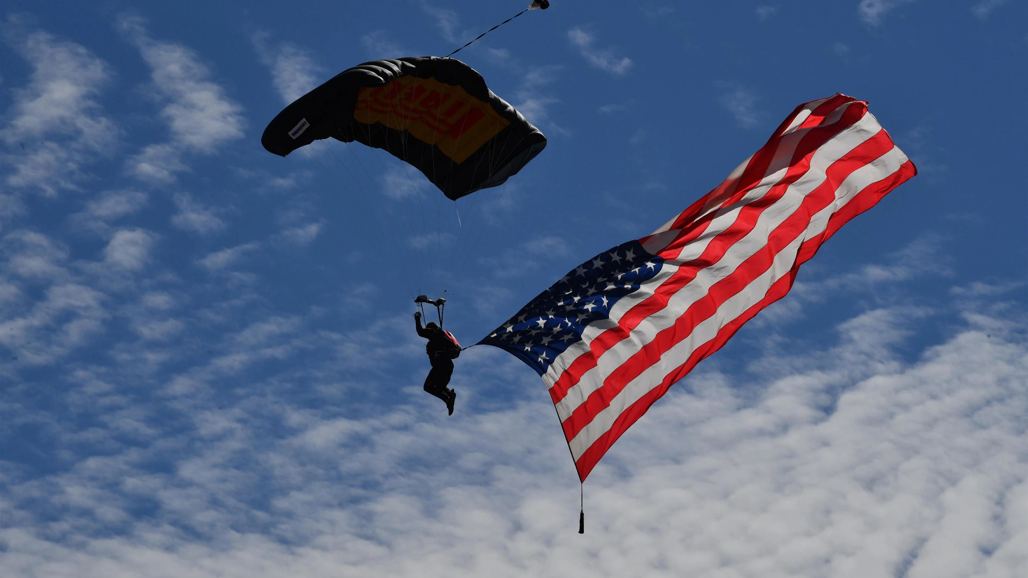Paraglider at Formula One World Championship, Rd18, United States Grand Prix, Race, Circuit of the