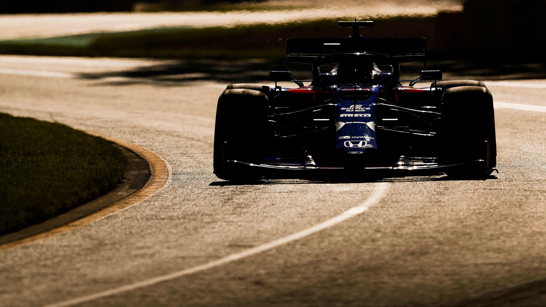 MELBOURNE GRAND PRIX CIRCUIT, AUSTRALIA - MARCH 15: Alexander Albon, Toro Rosso STR14 during the