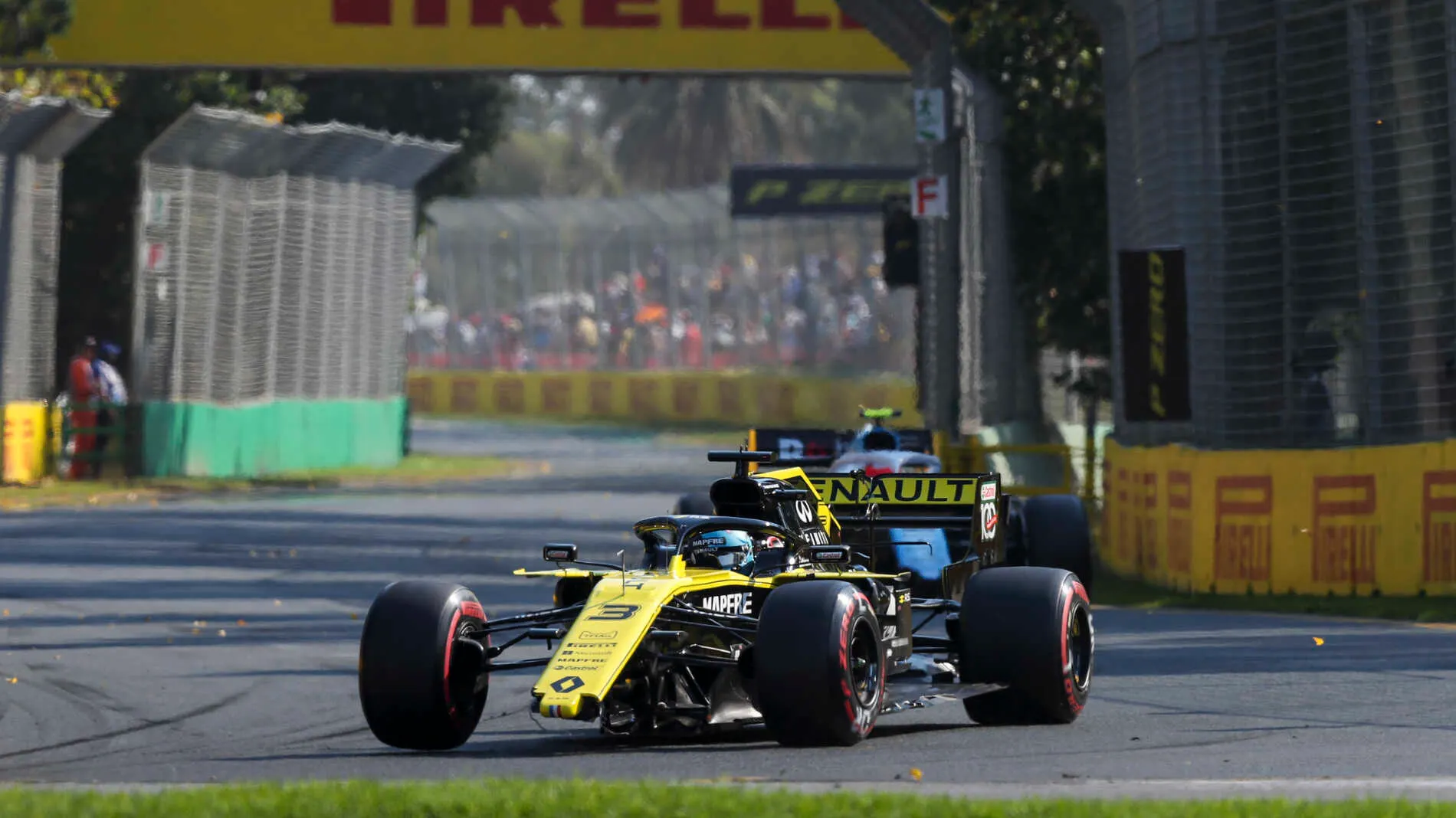 MELBOURNE GRAND PRIX CIRCUIT, AUSTRALIA - MARCH 17: Daniel Ricciardo, Renault R.S.19 with damage