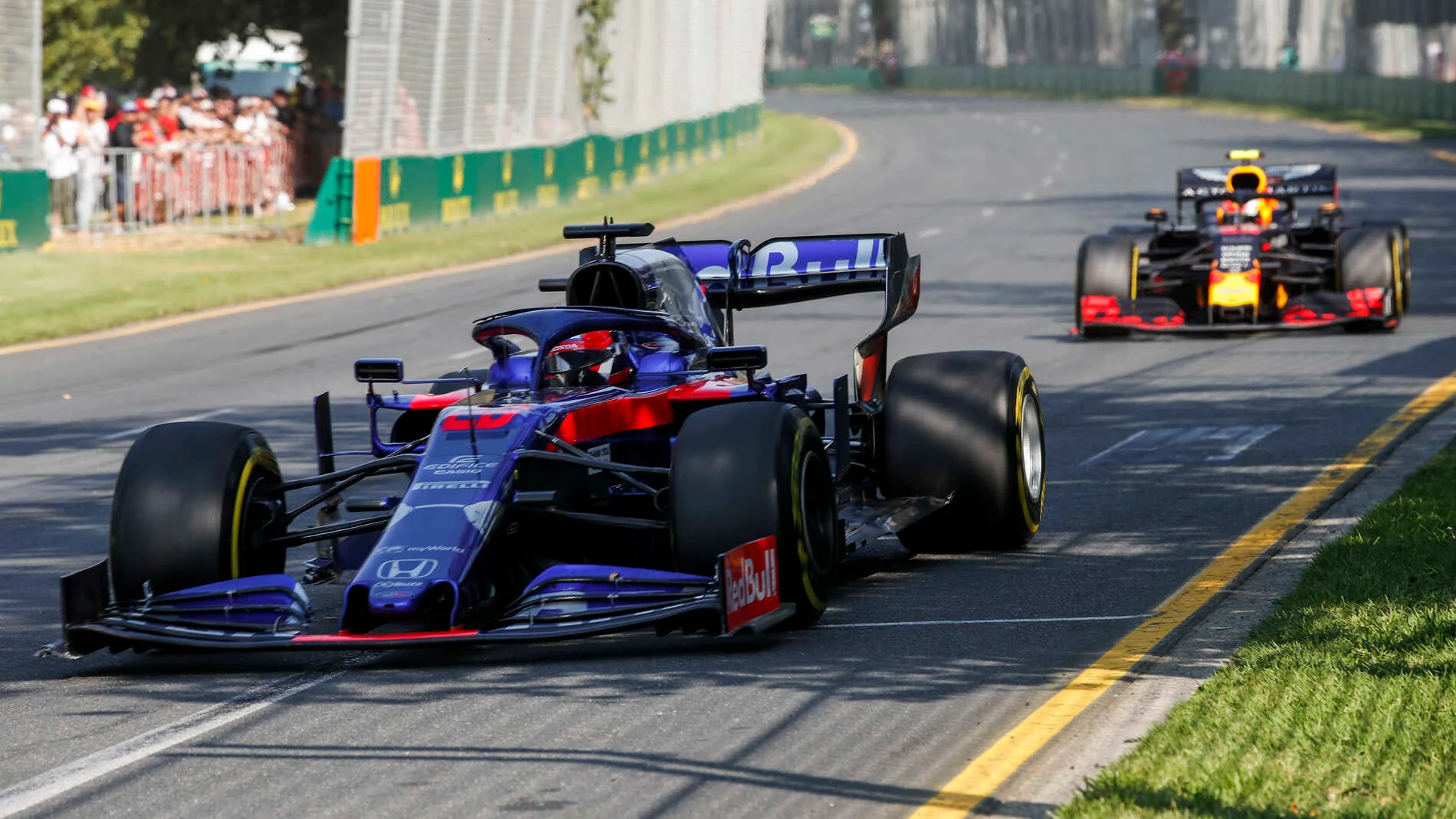 MELBOURNE GRAND PRIX CIRCUIT, AUSTRALIA - MARCH 17: Daniil Kvyat, Toro Rosso STR14, leads Pierre