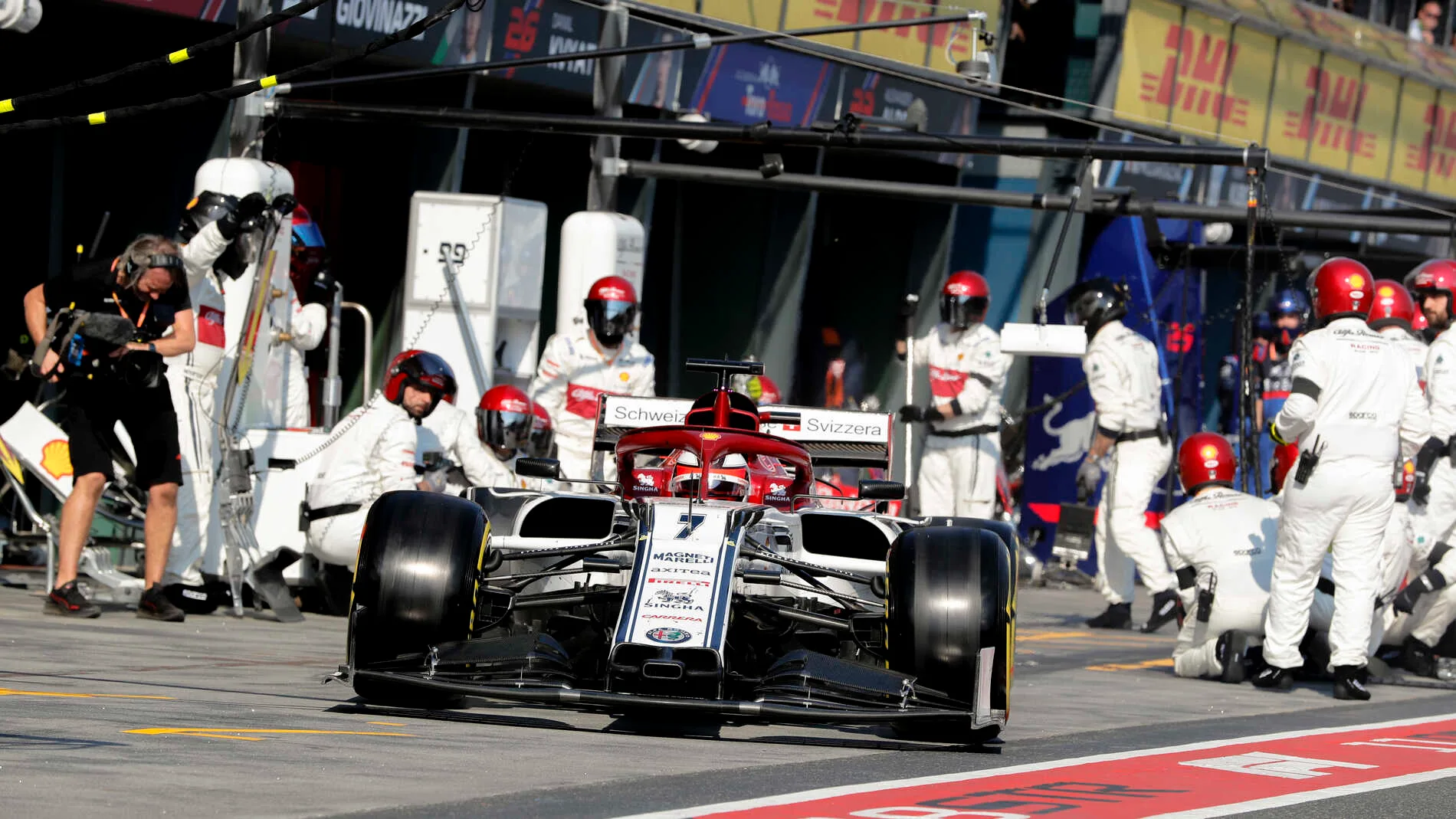 MELBOURNE GRAND PRIX CIRCUIT, AUSTRALIA - MARCH 17: Kimi Raikkonen, Alfa Romeo Racing C38, leaves his pit box after a stop during the Australian GP at Melbourne Grand Prix Circuit on March 17, 2019 in Melbourne Grand Prix Circuit, Australia. (Photo by Steven Tee / LAT Images)