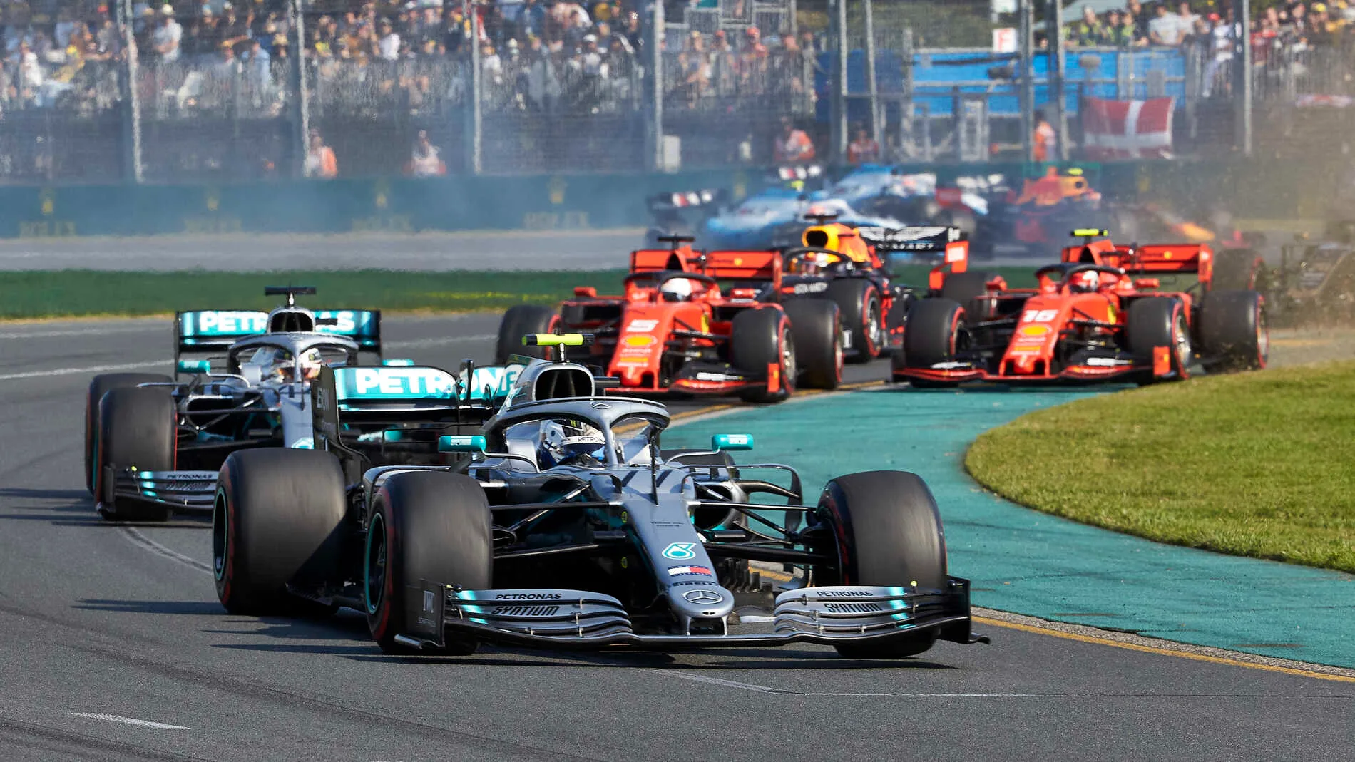 MELBOURNE GRAND PRIX CIRCUIT, AUSTRALIA - MARCH 17: Valtteri Bottas, Mercedes AMG W10, leads Lewis