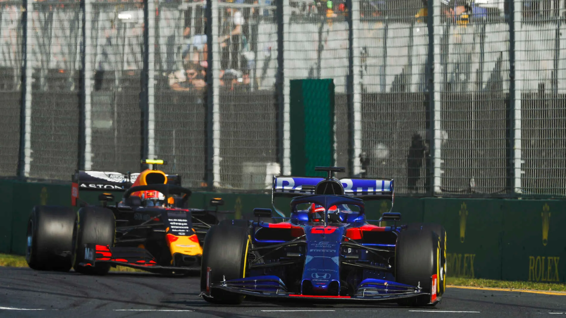 MELBOURNE GRAND PRIX CIRCUIT, AUSTRALIA - MARCH 17: Daniil Kvyat, Toro Rosso STR14, leads Pierre