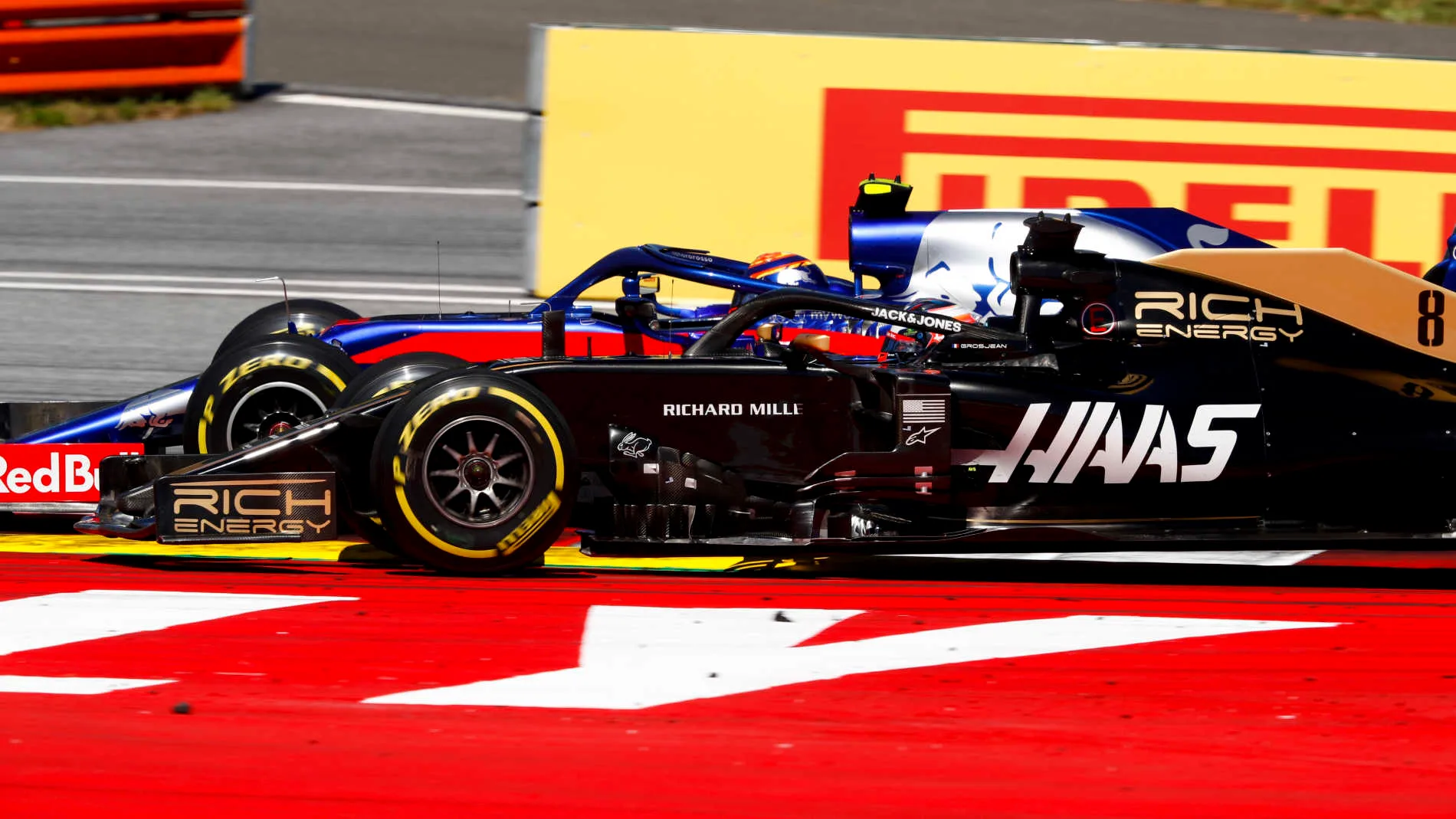 RED BULL RING, AUSTRIA - JUNE 30: Alexander Albon, Toro Rosso STR14, battles with Romain Grosjean, Haas VF-19 during the Austrian GP at Red Bull Ring on June 30, 2019 in Red Bull Ring, Austria. (Photo by Glenn Dunbar / LAT Images)