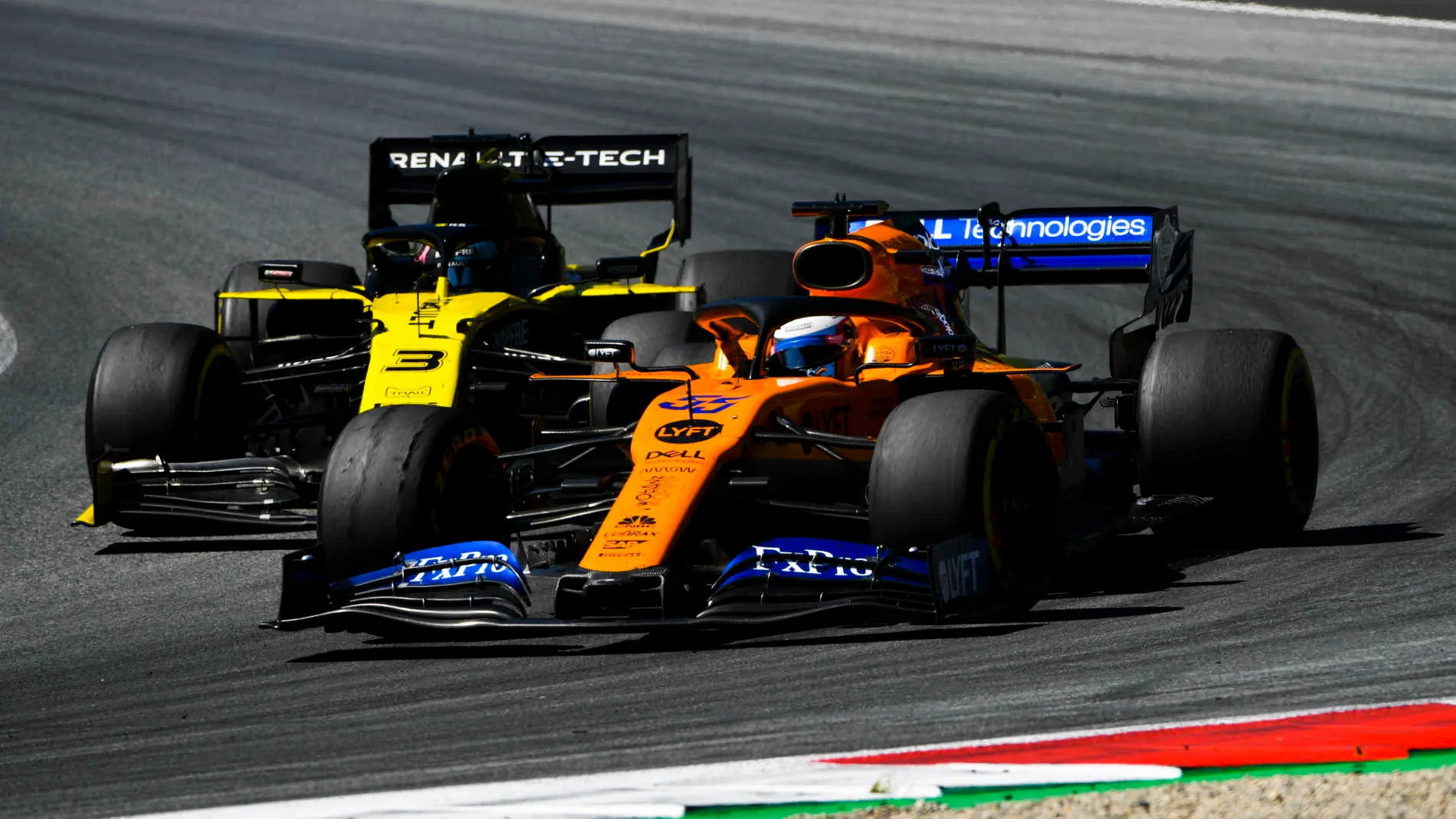 RED BULL RING, AUSTRIA - JUNE 30: Carlos Sainz Jr., McLaren MCL34, leads Daniel Ricciardo, Renault