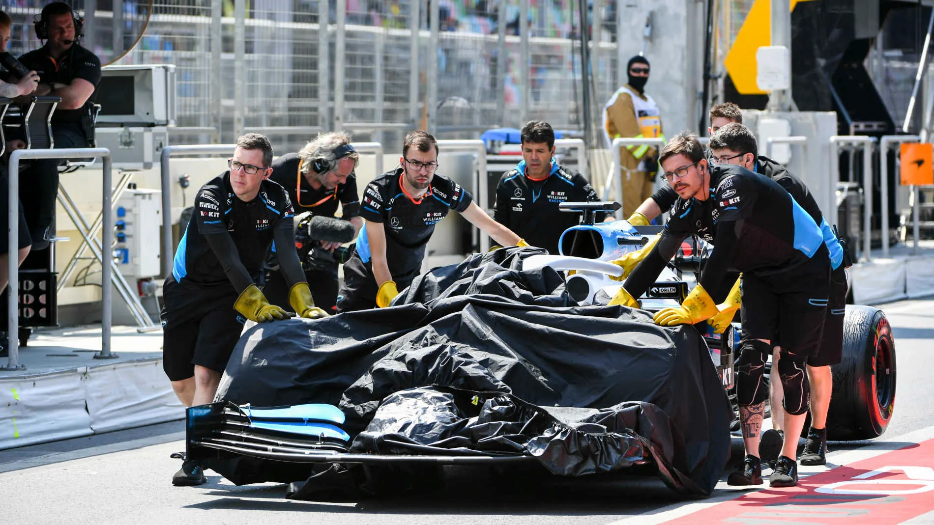BAKU CITY CIRCUIT, AZERBAIJAN - APRIL 26: Marshals pushing the car of George Russell, Williams