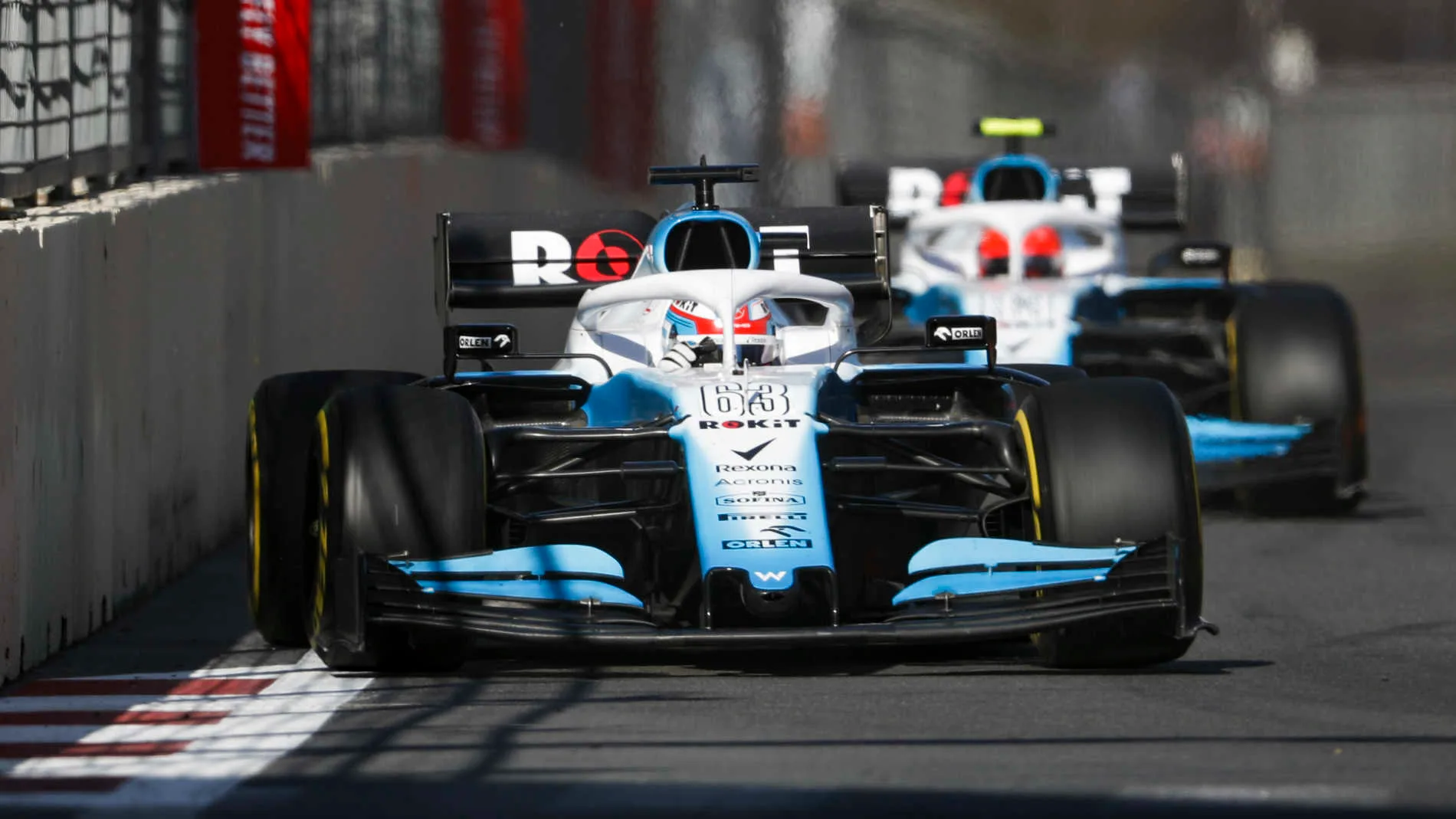 BAKU CITY CIRCUIT, AZERBAIJAN - APRIL 28: George Russell, Williams Racing FW42, leads Robert