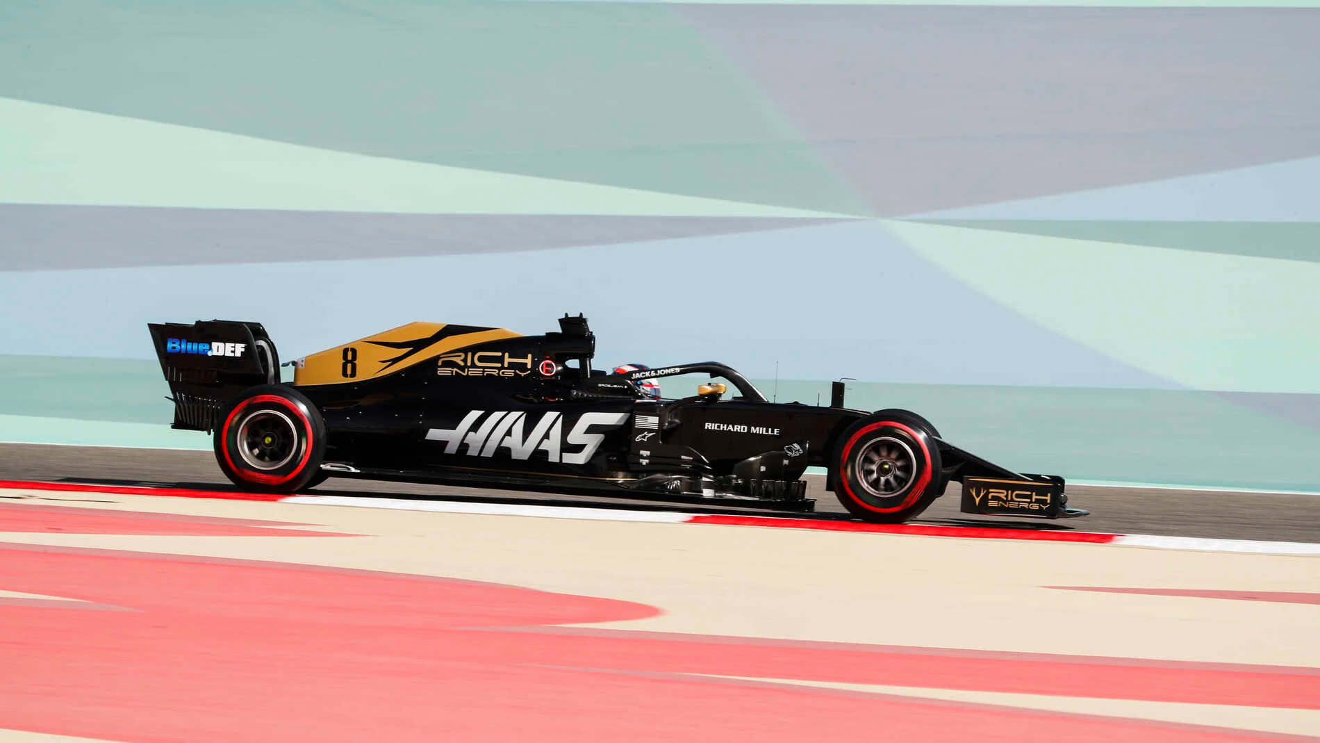 BAHRAIN INTERNATIONAL CIRCUIT, BAHRAIN - MARCH 29: Romain Grosjean, Haas VF-19 during the Bahrain GP at Bahrain International Circuit on March 29, 2019 in Bahrain International Circuit, Bahrain. (Photo by Zak Mauger / LAT Images)
