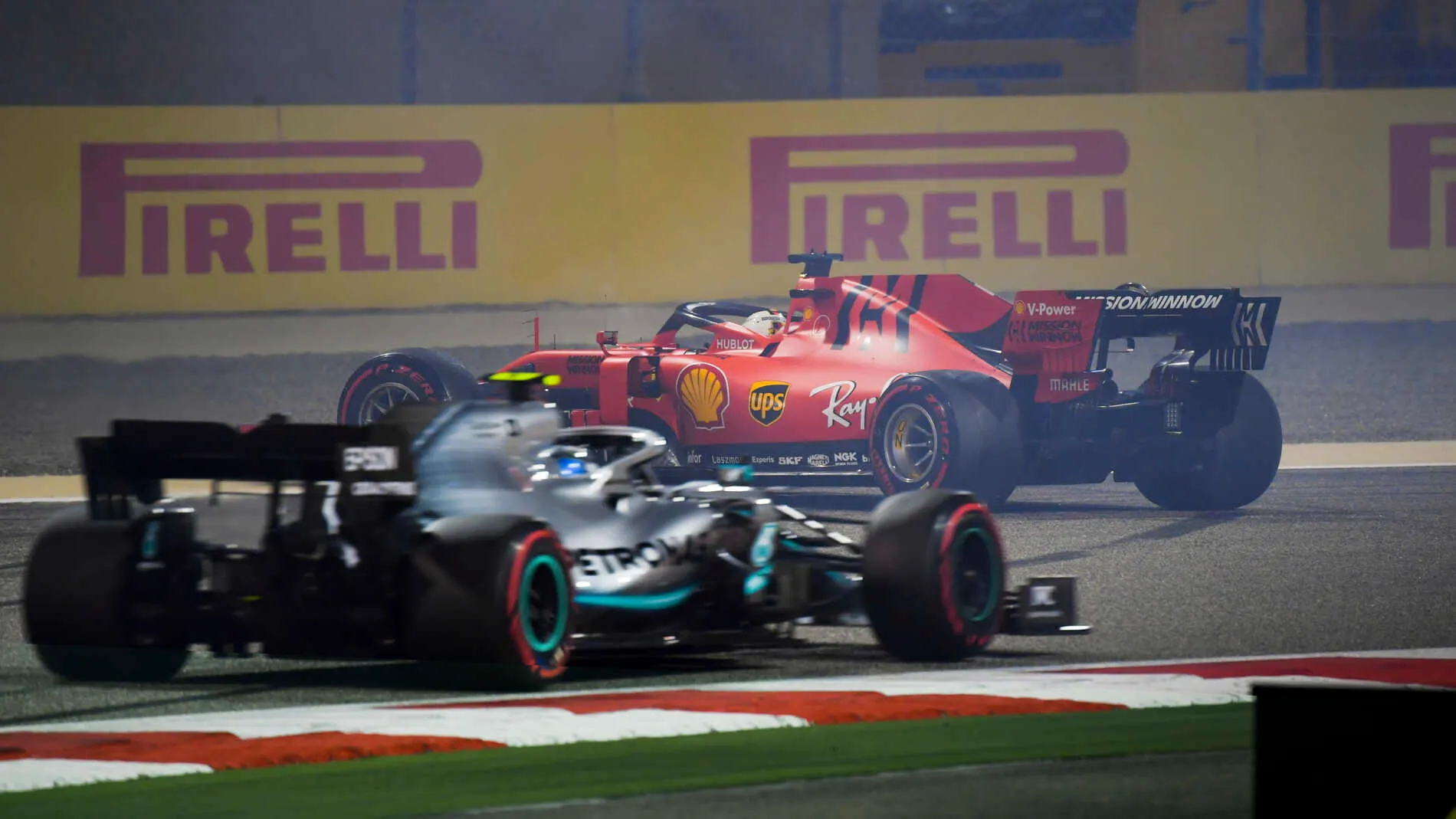 BAHRAIN INTERNATIONAL CIRCUIT, BAHRAIN - MARCH 29: Valtteri Bottas, Mercedes AMG W10, approaches as