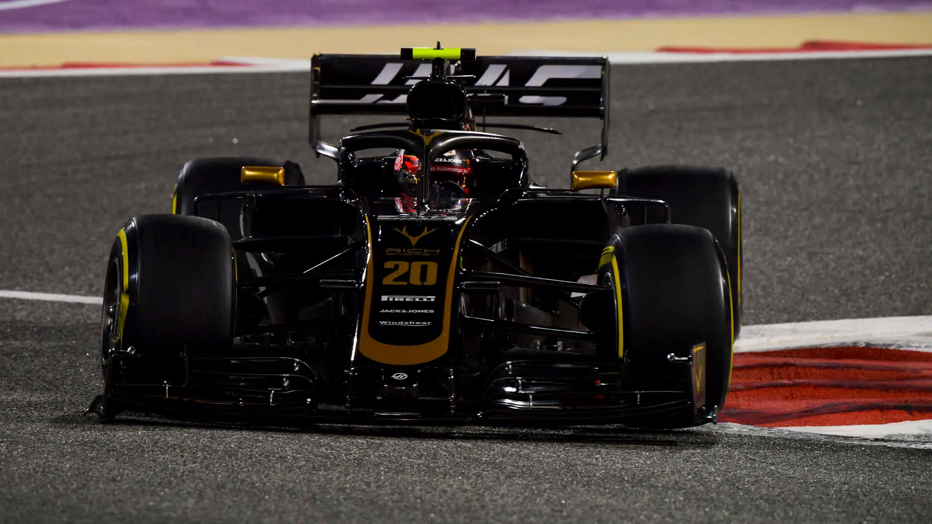 BAHRAIN INTERNATIONAL CIRCUIT, BAHRAIN - MARCH 29: Kevin Magnussen, Haas VF-19 during the Bahrain