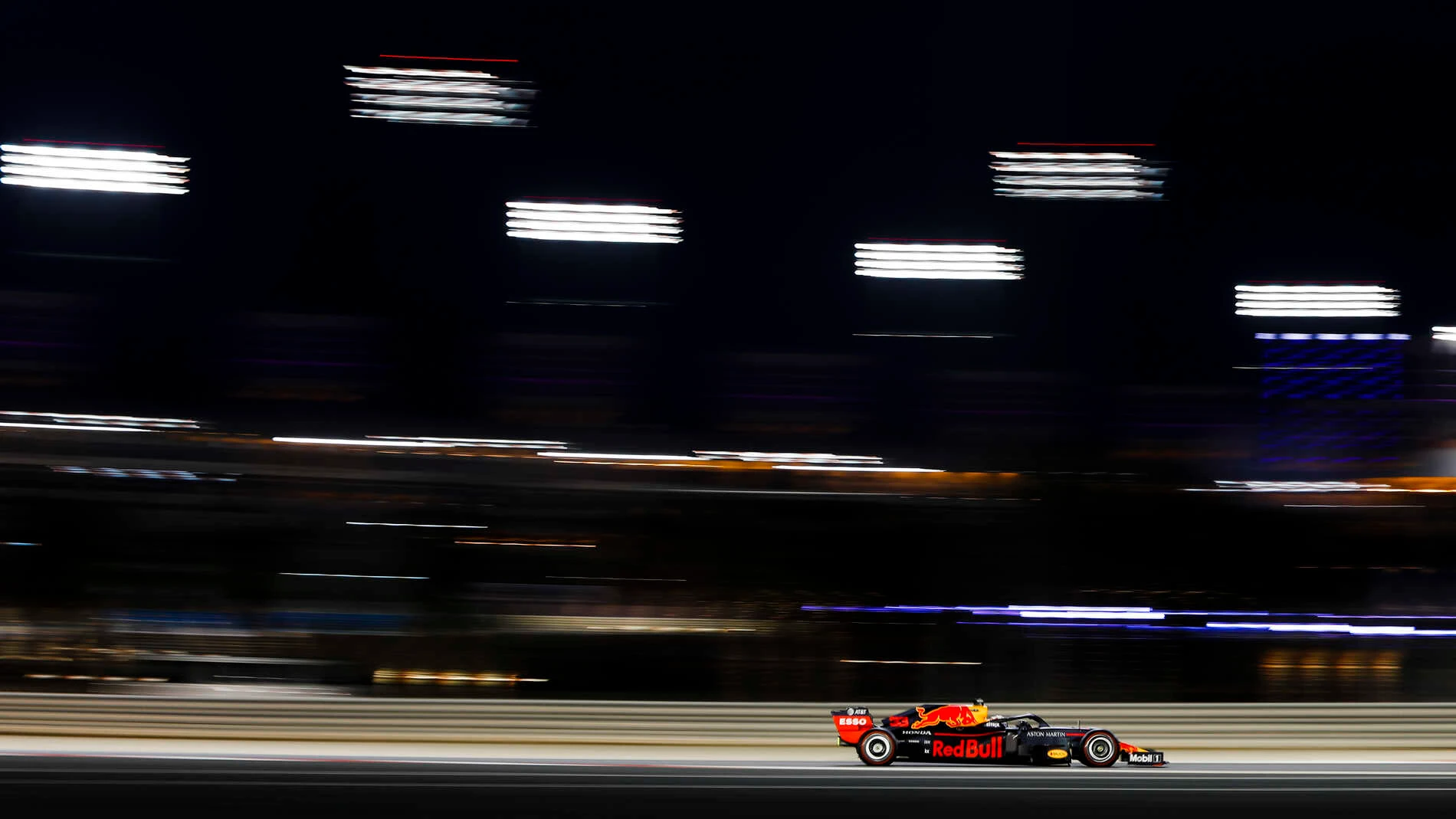 BAHRAIN INTERNATIONAL CIRCUIT, BAHRAIN - MARCH 30: Max Verstappen, Red Bull Racing RB15 during the Bahrain GP at Bahrain International Circuit on March 30, 2019 in Bahrain International Circuit, Bahrain. (Photo by Zak Mauger / LAT Images)