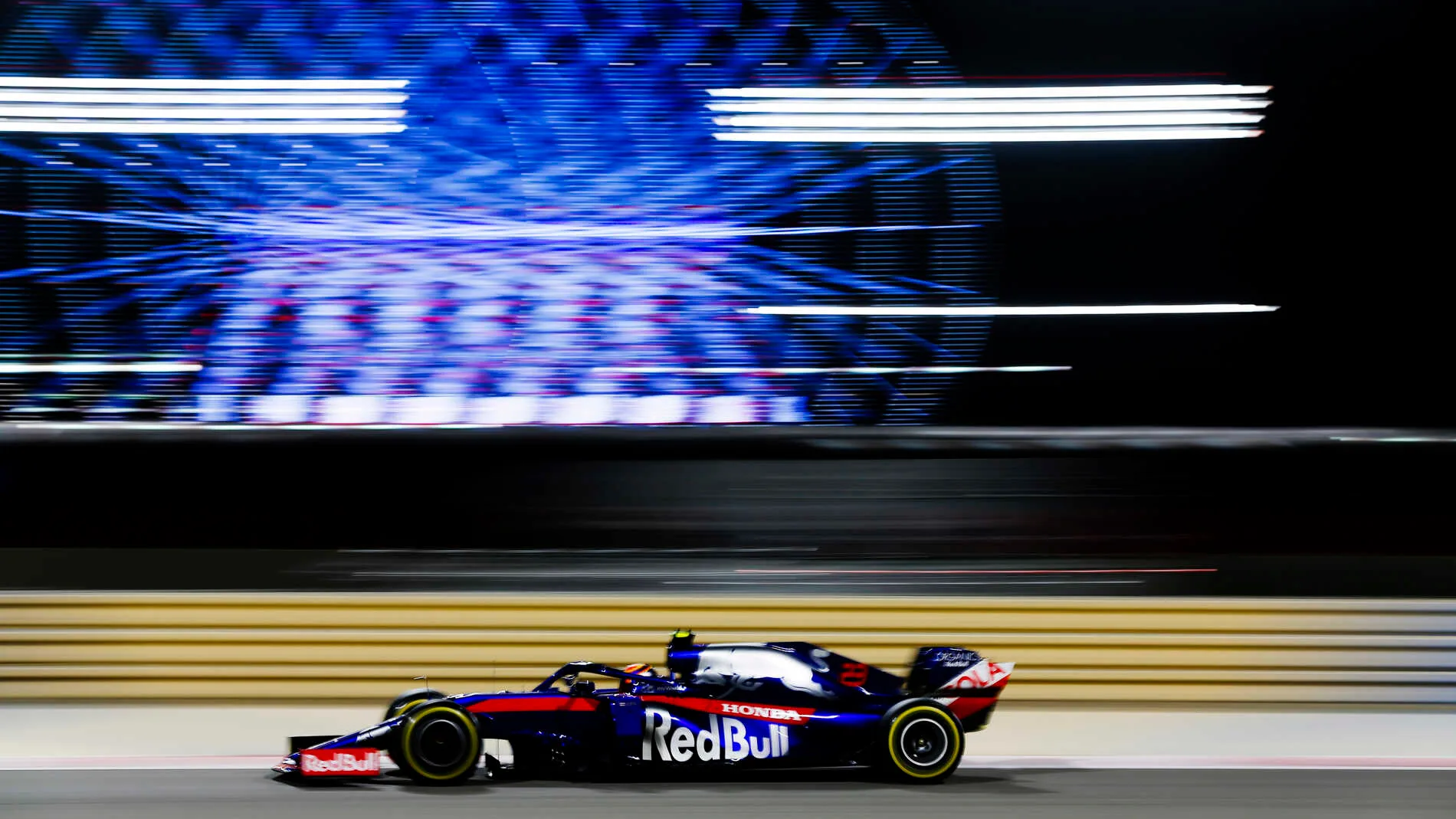BAHRAIN INTERNATIONAL CIRCUIT, BAHRAIN - MARCH 31: Alexander Albon, Toro Rosso STR14 during the