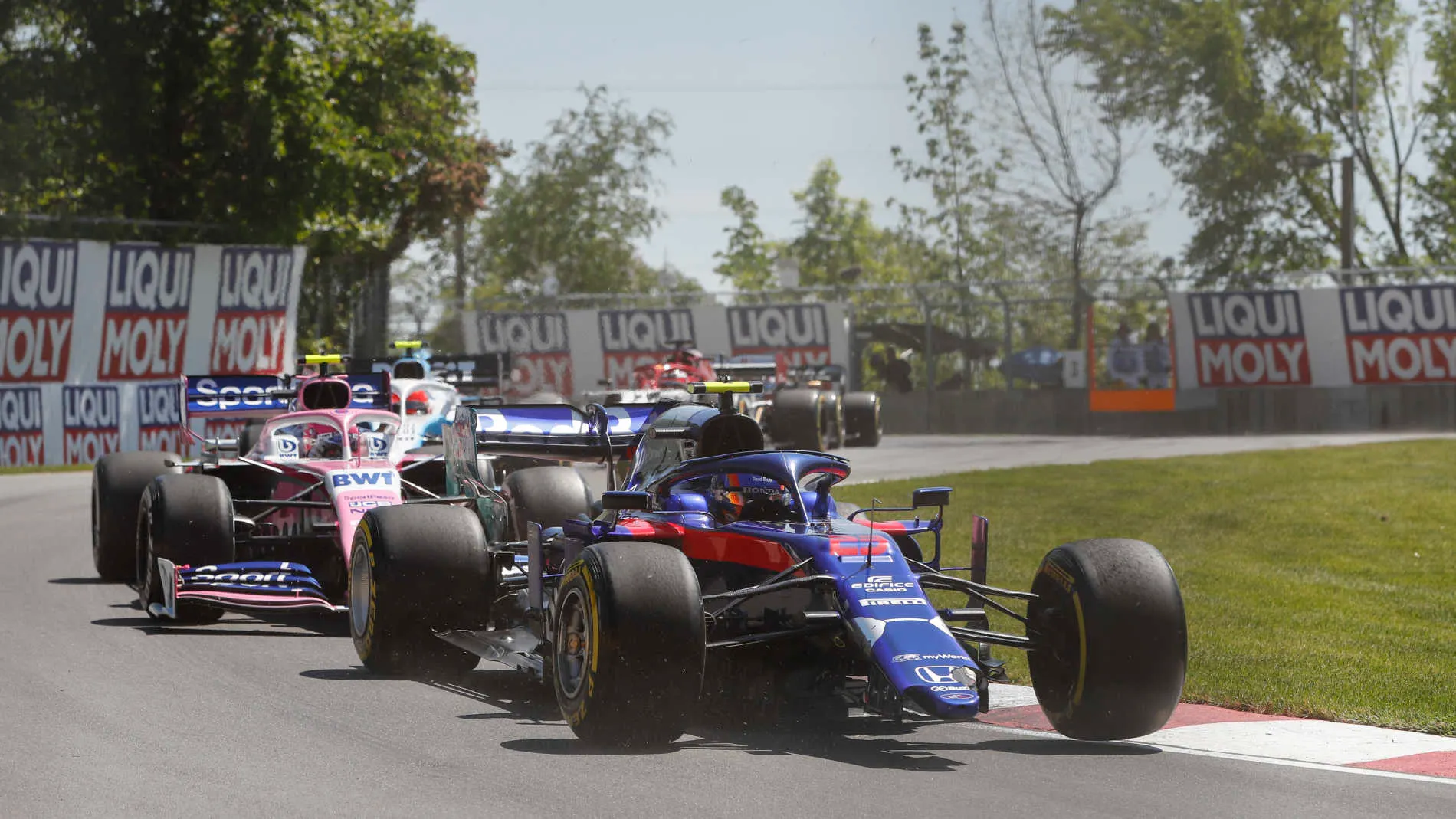 CIRCUIT GILLES-VILLENEUVE, CANADA - JUNE 09: Alexander Albon, Toro Rosso STR14, with missing front