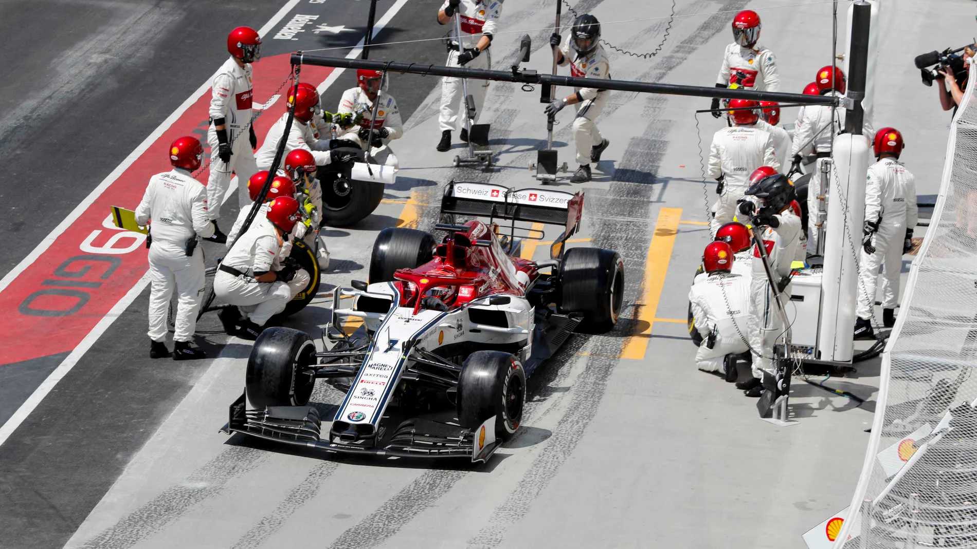 CIRCUIT GILLES-VILLENEUVE, CANADA - JUNE 09: Kimi Raikkonen, Alfa Romeo Racing C38, leaves his pit box after a stop during the Canadian GP at Circuit Gilles-Villeneuve on June 09, 2019 in Circuit Gilles-Villeneuve, Canada. (Photo by Steven Tee / LAT Images)