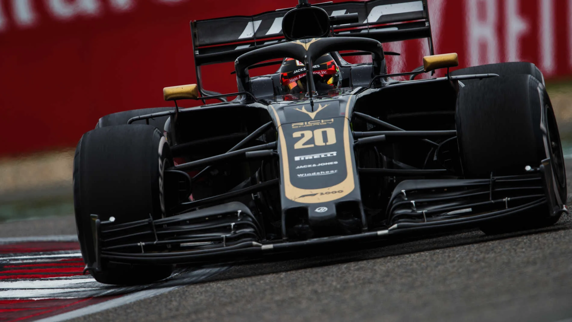 SHANGHAI INTERNATIONAL CIRCUIT, CHINA - APRIL 14: Kevin Magnussen, Haas VF-19 during the Chinese GP